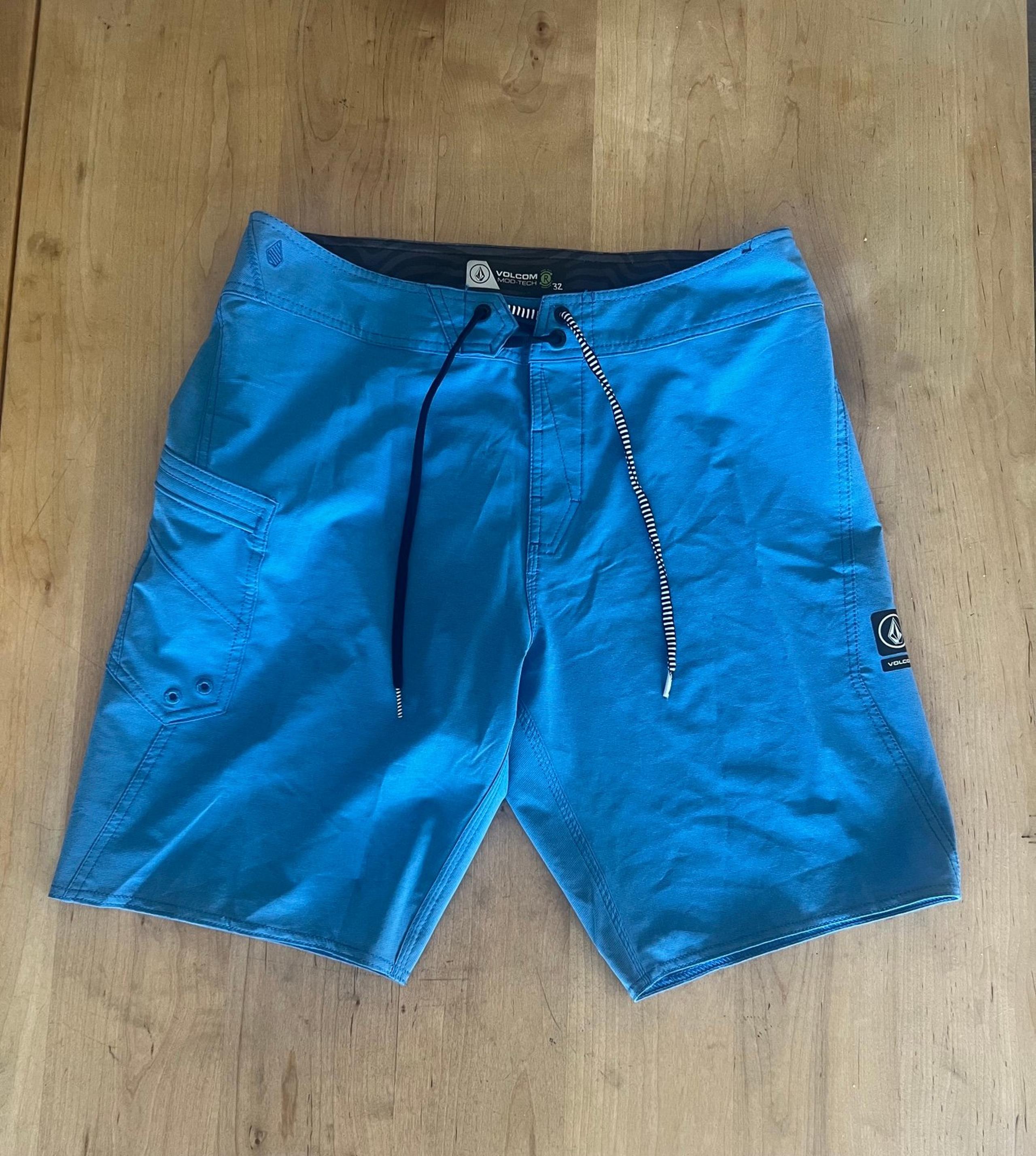 Volcom Mod-Tech Board Shorts Men’s 32 Waist Like New!
