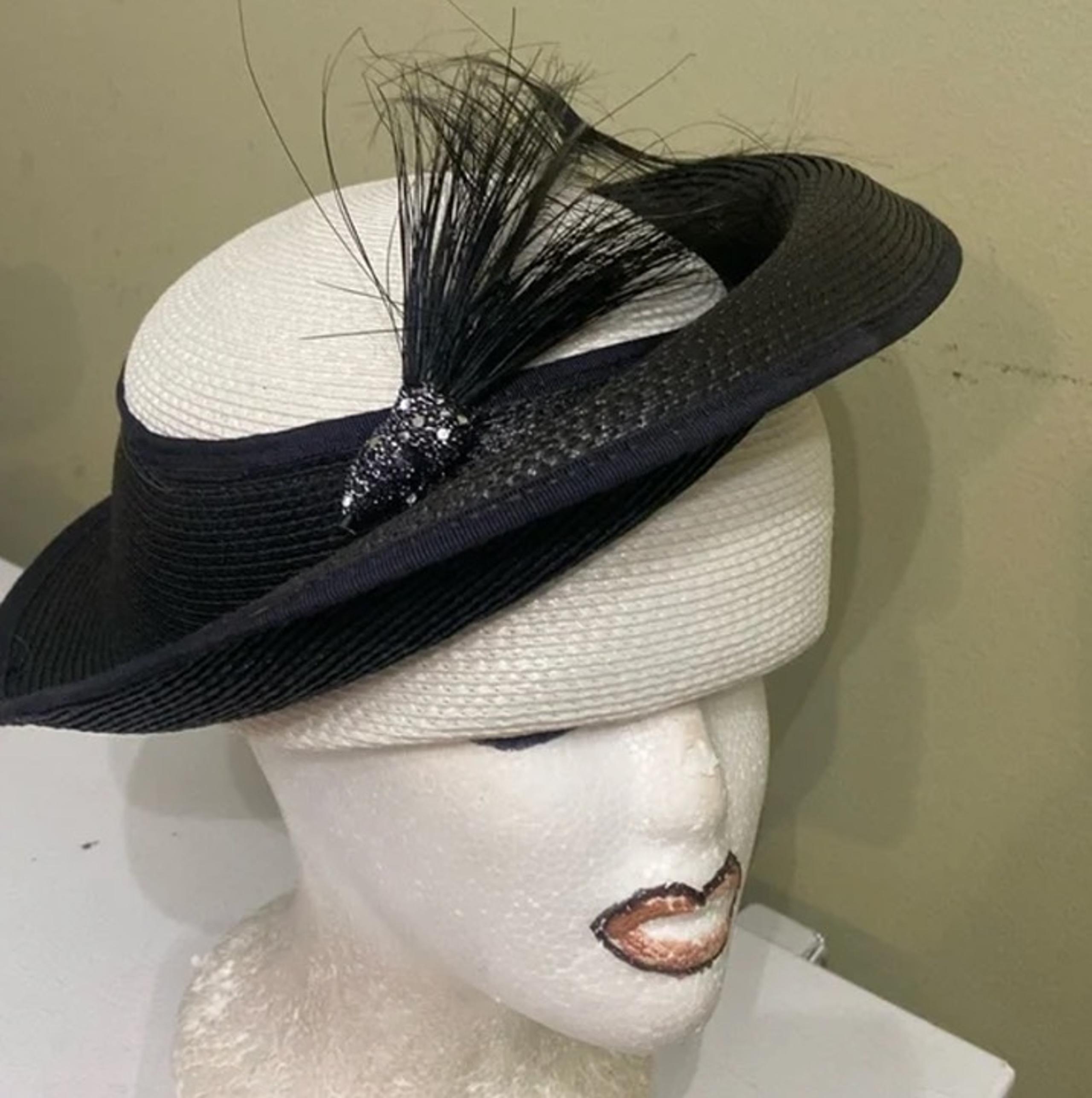 Black and White Vintage Hat – Timeless Retro Elegance
