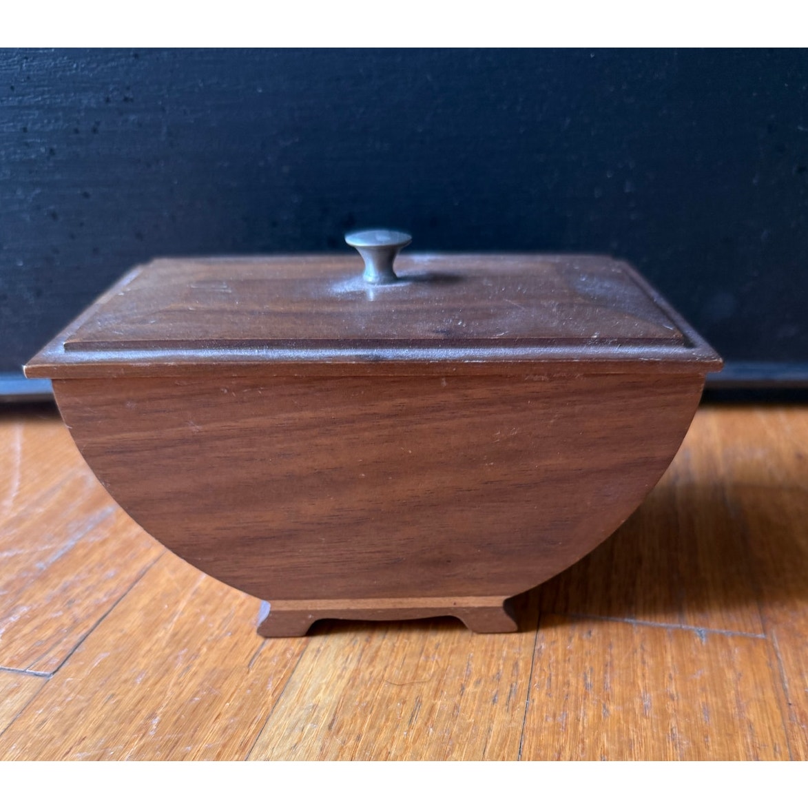 VTG Small wooden trinket box with lid. RARE