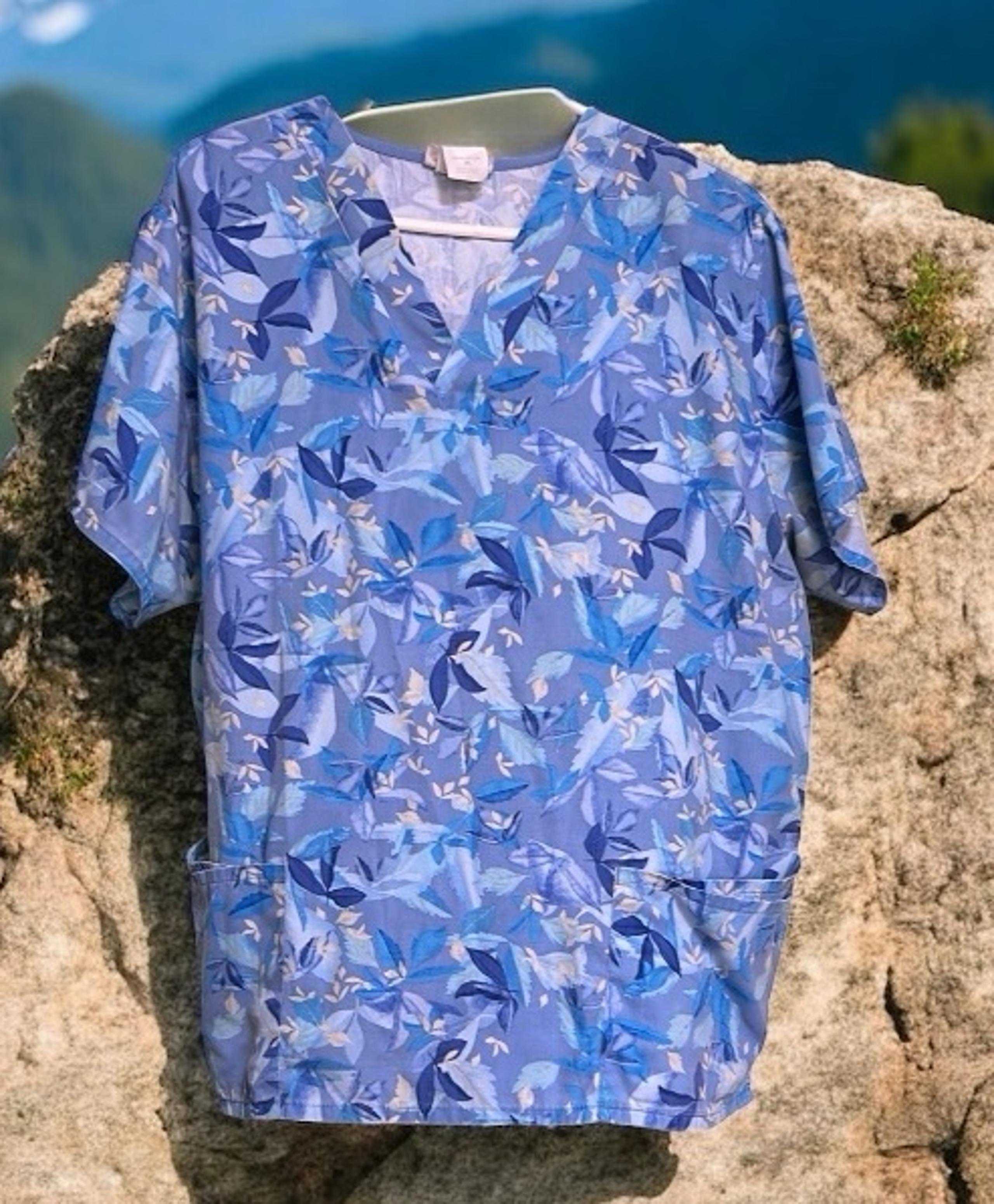 Extra large women’s blue floral scrub top. Leafy floral pattern.
