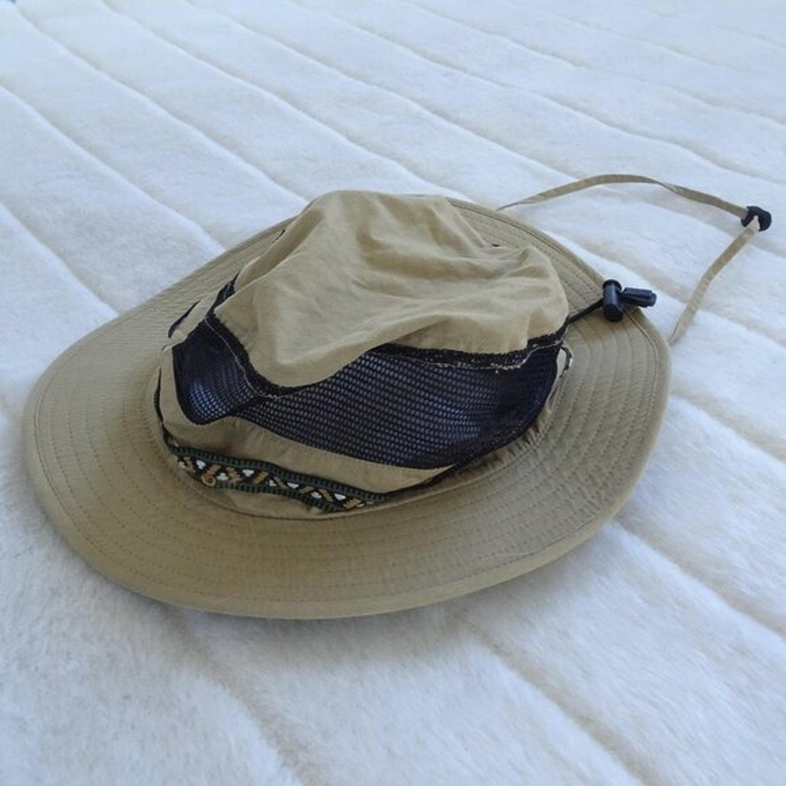 Dockers Beige Hat Men's XL 8" X 9" Hole  Great Condition