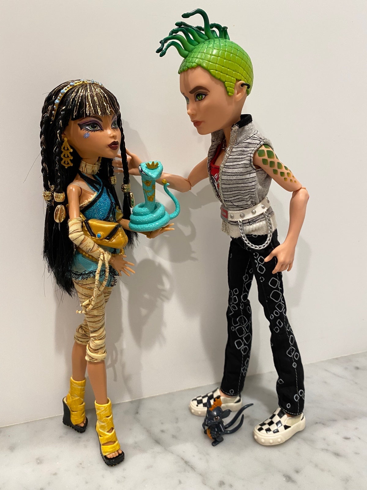 Monster high Cleo shops de Nile and Deuce Gorgon Doll gold elastics, first wave
