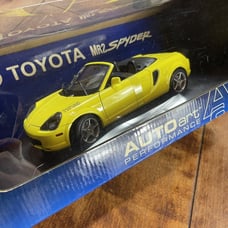 AUTO ART 1/18 SCALE 2000 TOYOTA MR2 SPYDER YELLOW (LHD) #78713 In Box