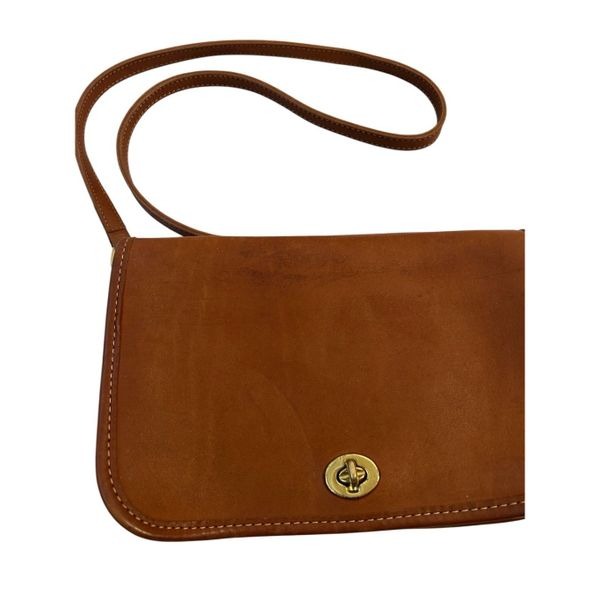 Coach shoulder bag brown leather gold hooks turn key (small stain)