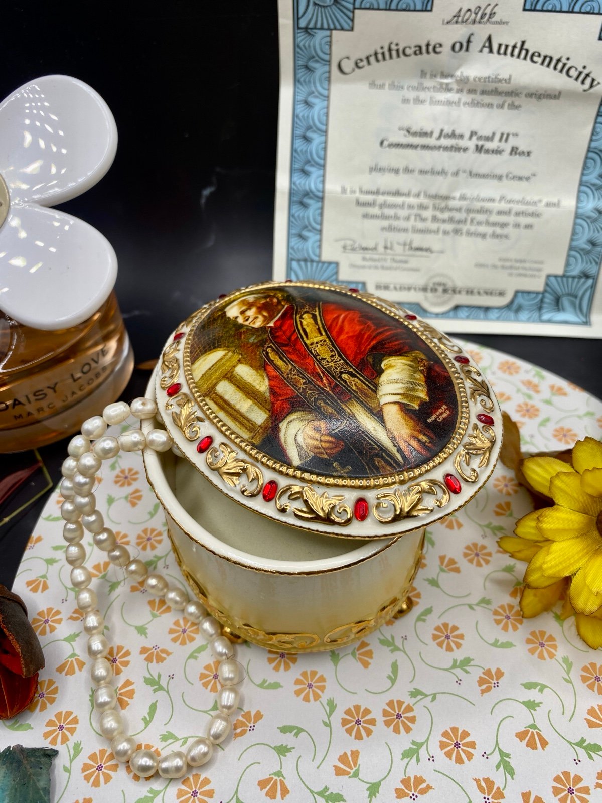 Bradford Exchange Saint Jhon Paul II Jewelry musical box, golden trinket box