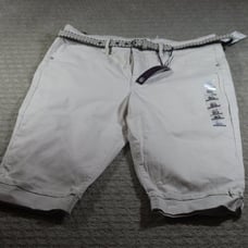 NWT Gloria Vanderbilt All Around Slimming Effect Cream Colored Capri Pants