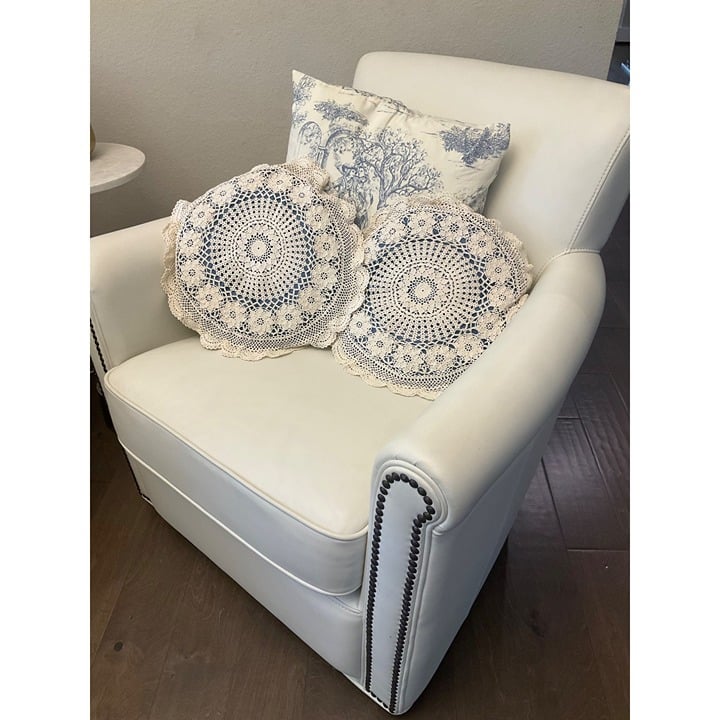VTG 1960's Set of 2 Decor Round Throw Pillows Beige and Blue Crochet 14 in*Read
