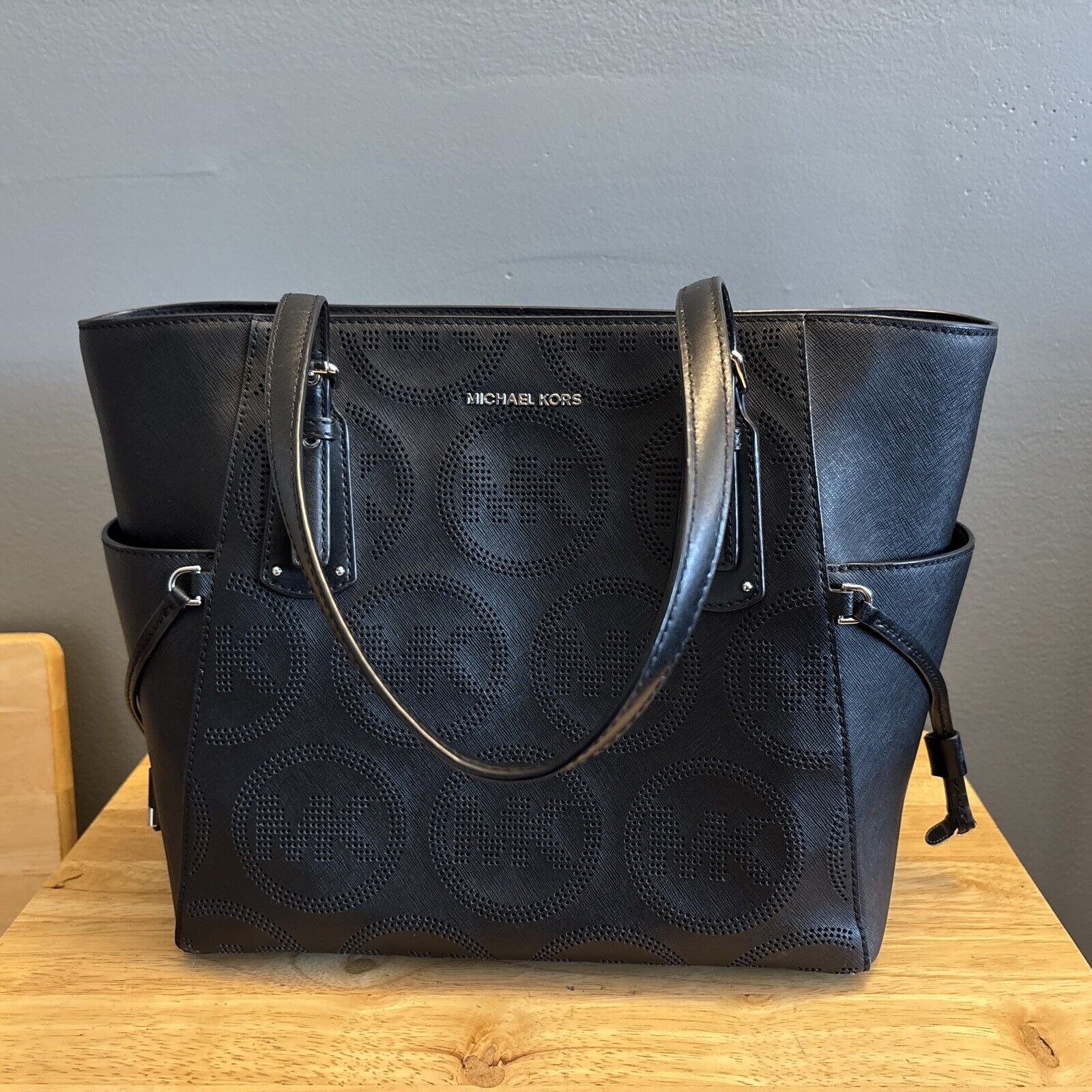 michael michael kors voyager small logo tote bag