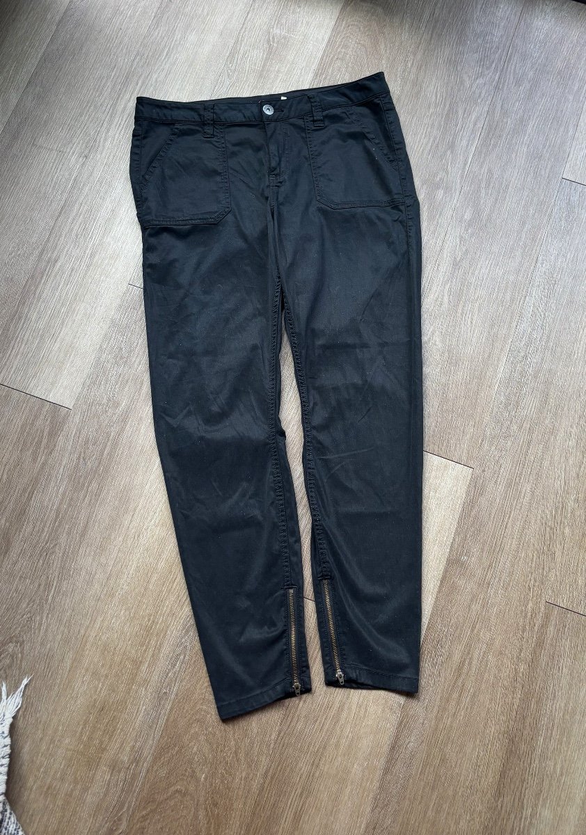Gramicci Women's Black cargo pant size 10 zip hem