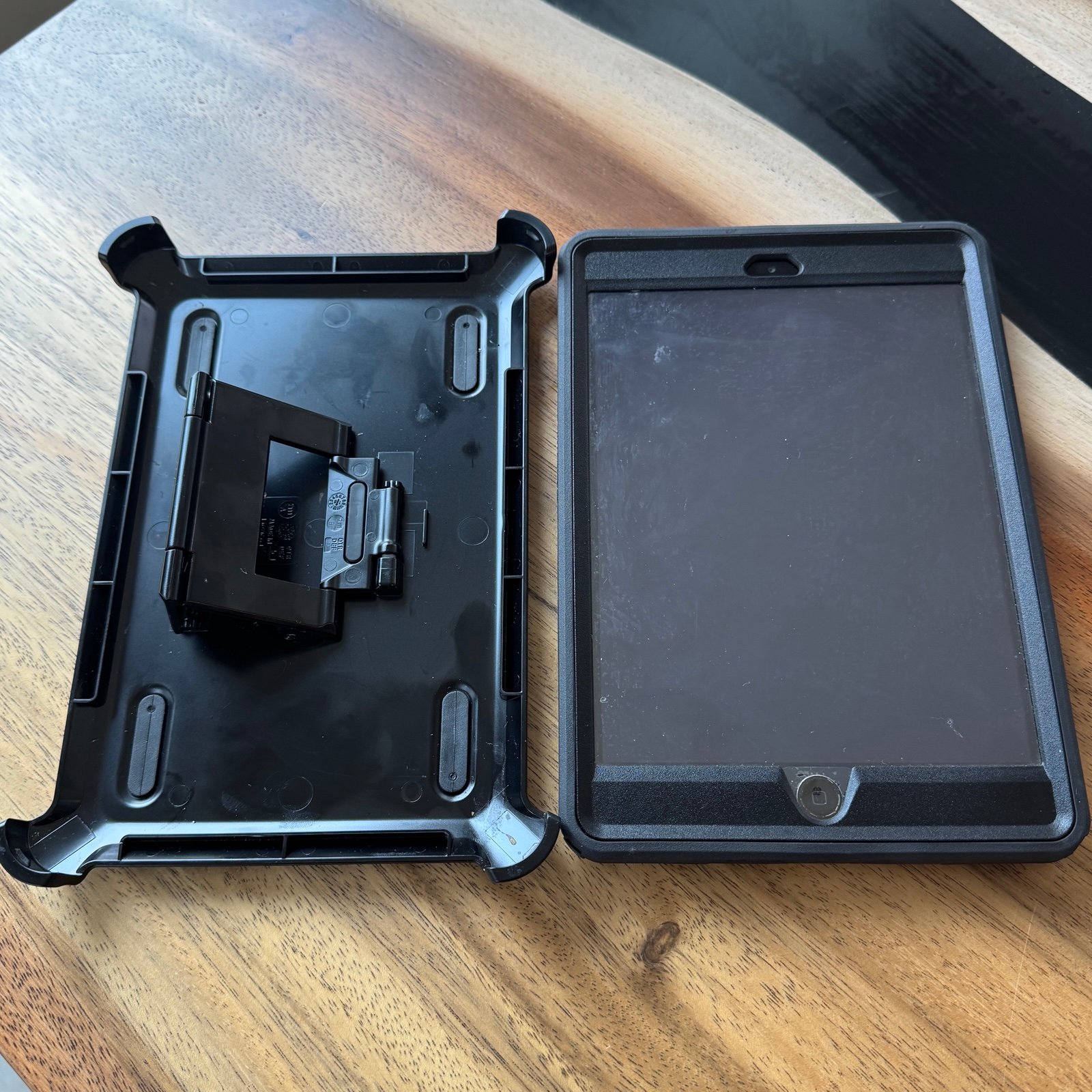 iPad mini 2, 16gb with cellular! Comes with otter box defender. MF519LL/A