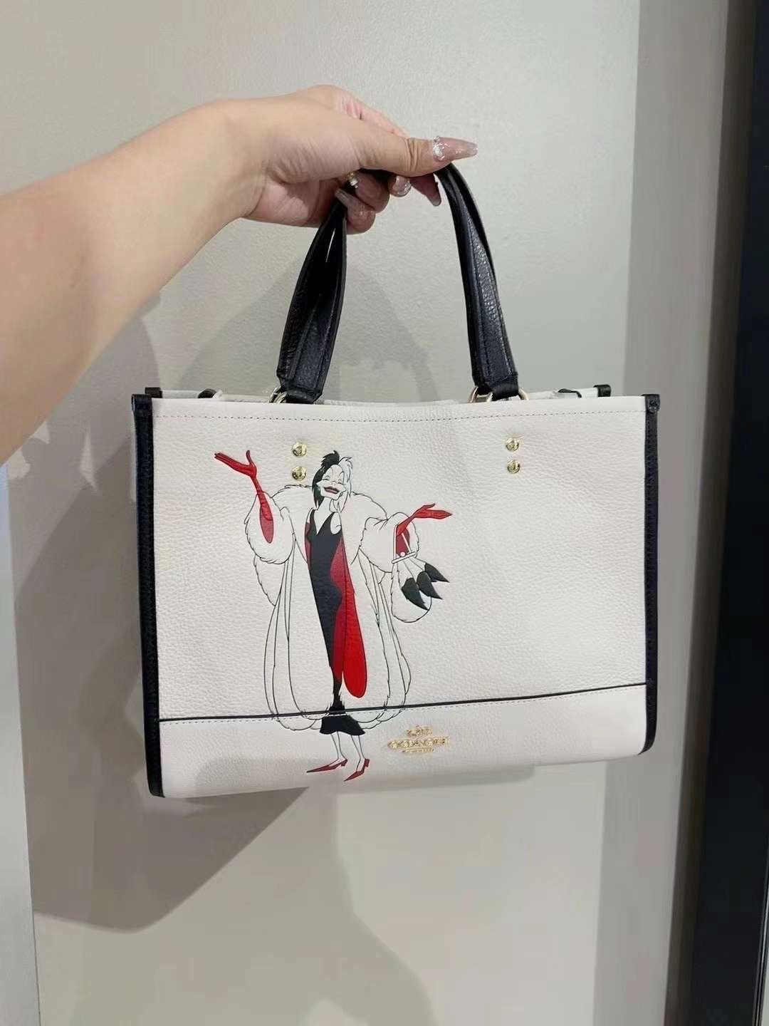 NWT COACH CC946 Disney X Coach Dempsey Carryall With Cruella Motif Chalk Multi