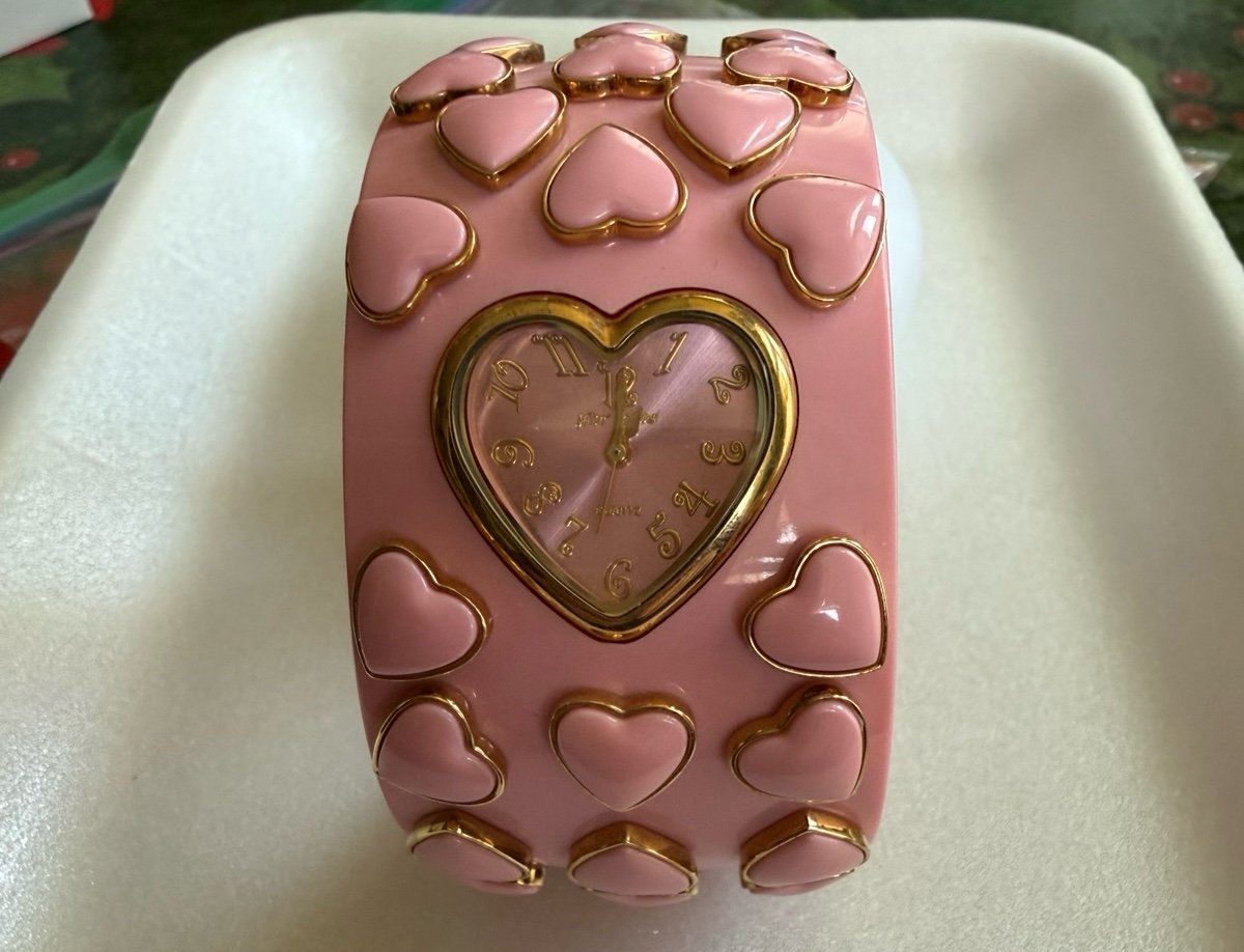 BETSEY JOHNSON VINTAGE PINK HEARTS BANGLE WATCH
