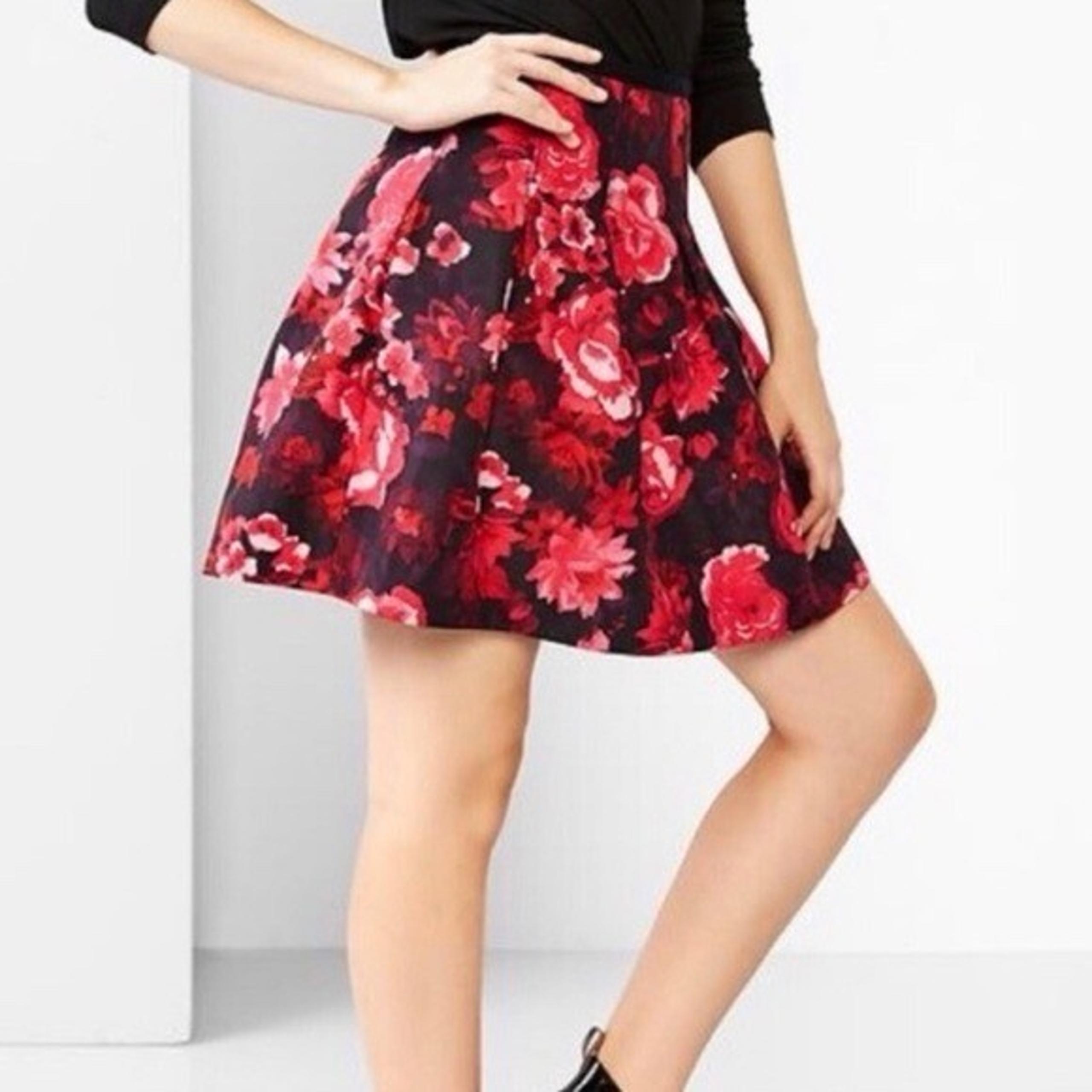 Flattering GAP Women’s Structured Floral A-Line Skirt w Pockets - 14.5” waist