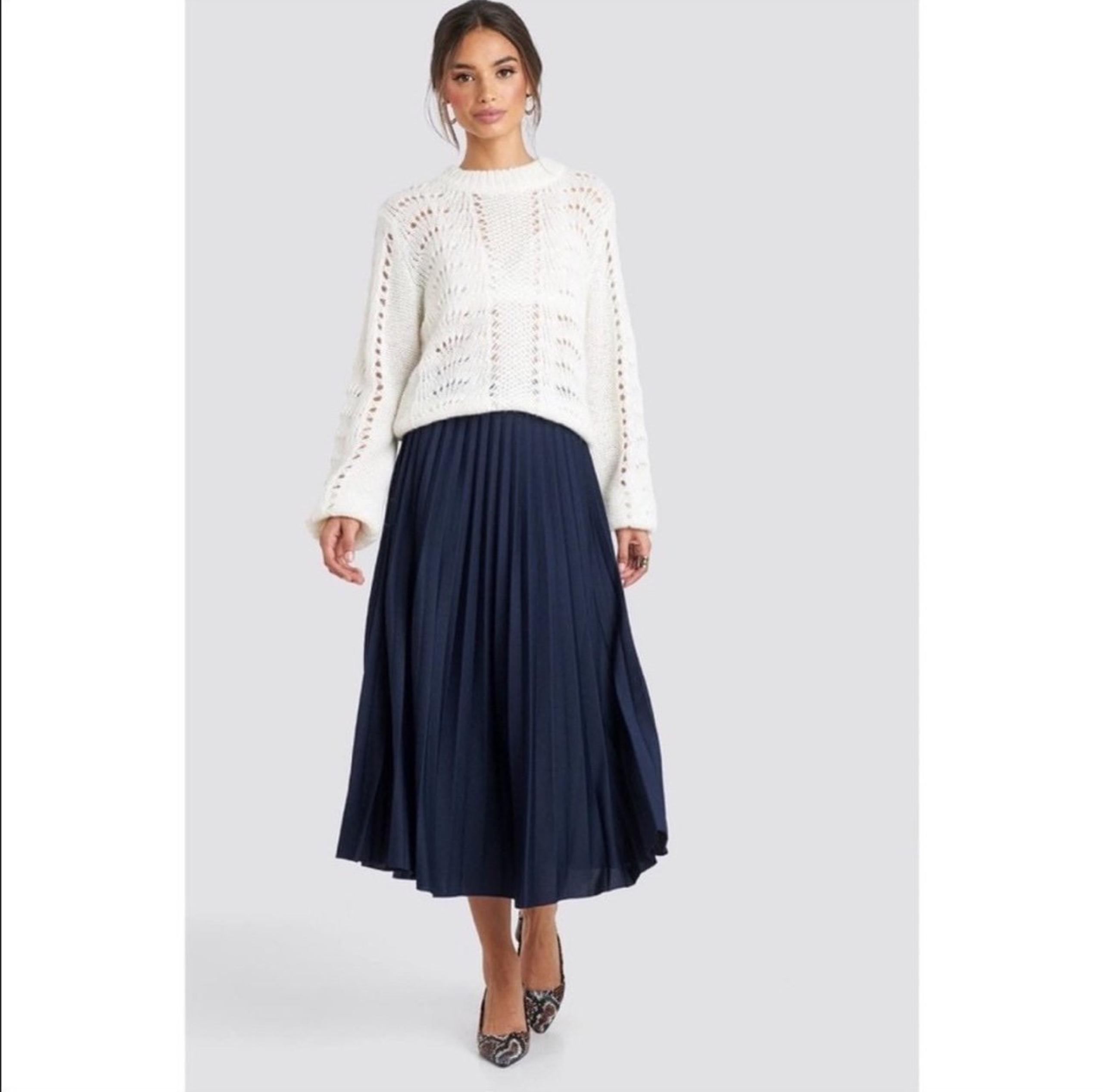 Uniqlo Navy Blue High Waisted Pleated Midi Skirt Size Small