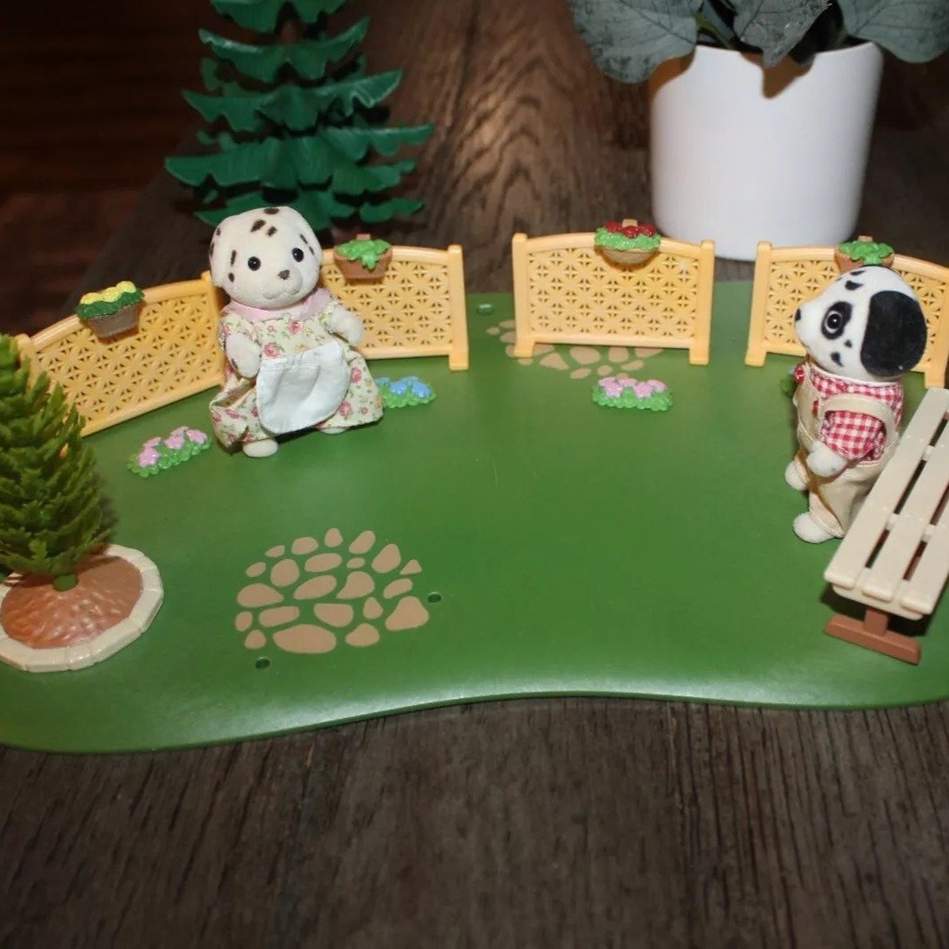 Sylvanian Families Calico Critters fence and garden set EUC