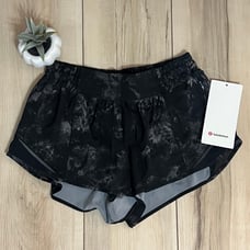 Lululemon Hotty Hot LR Shorts Size 6 - NEW