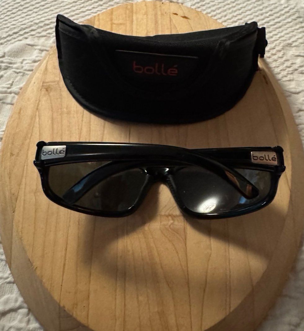 Classic Bolle skiing sunglasses! Ultra non reflective plus a ‘super’ Bolle case!