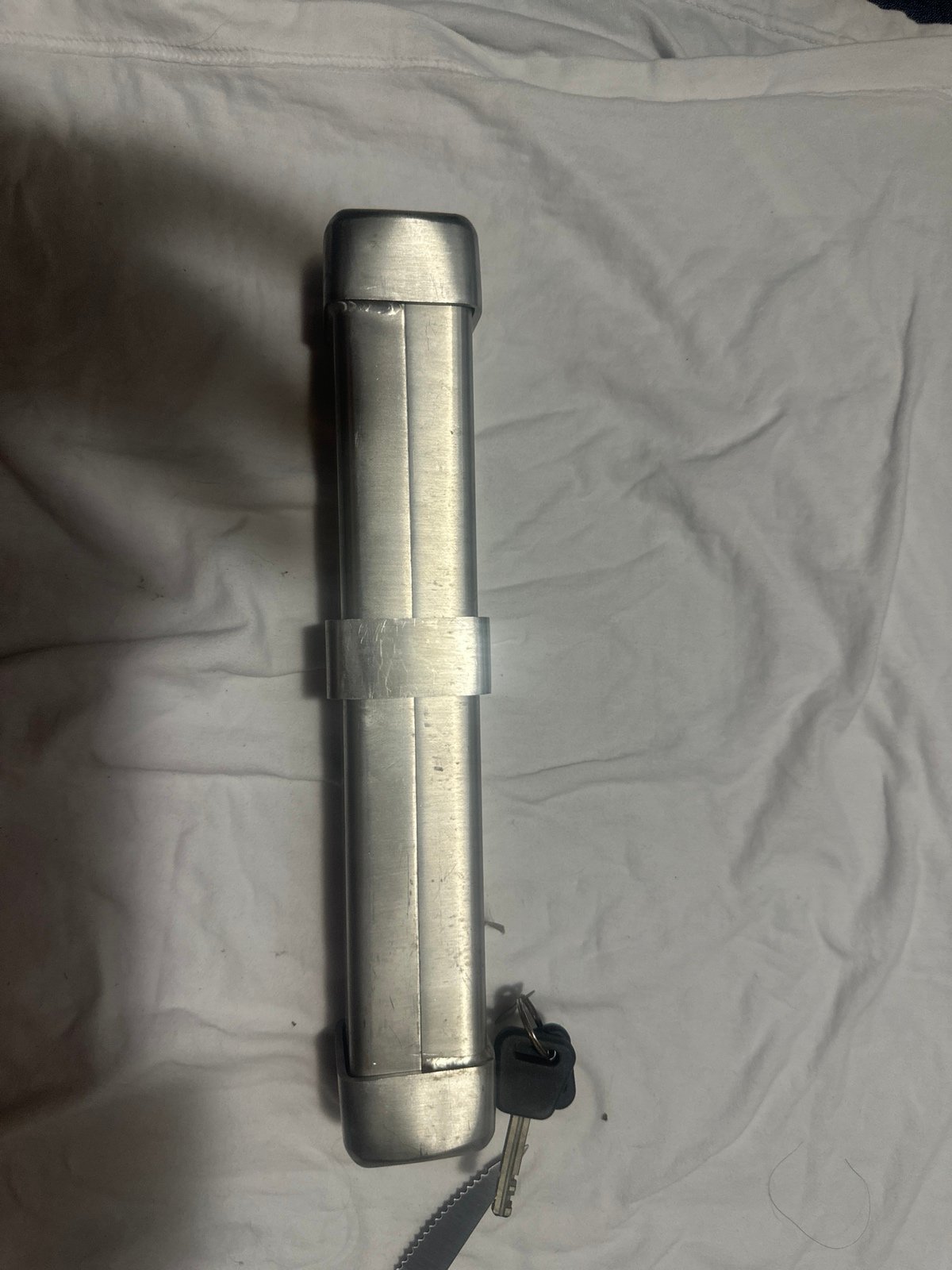 Kicker motor locking bracket