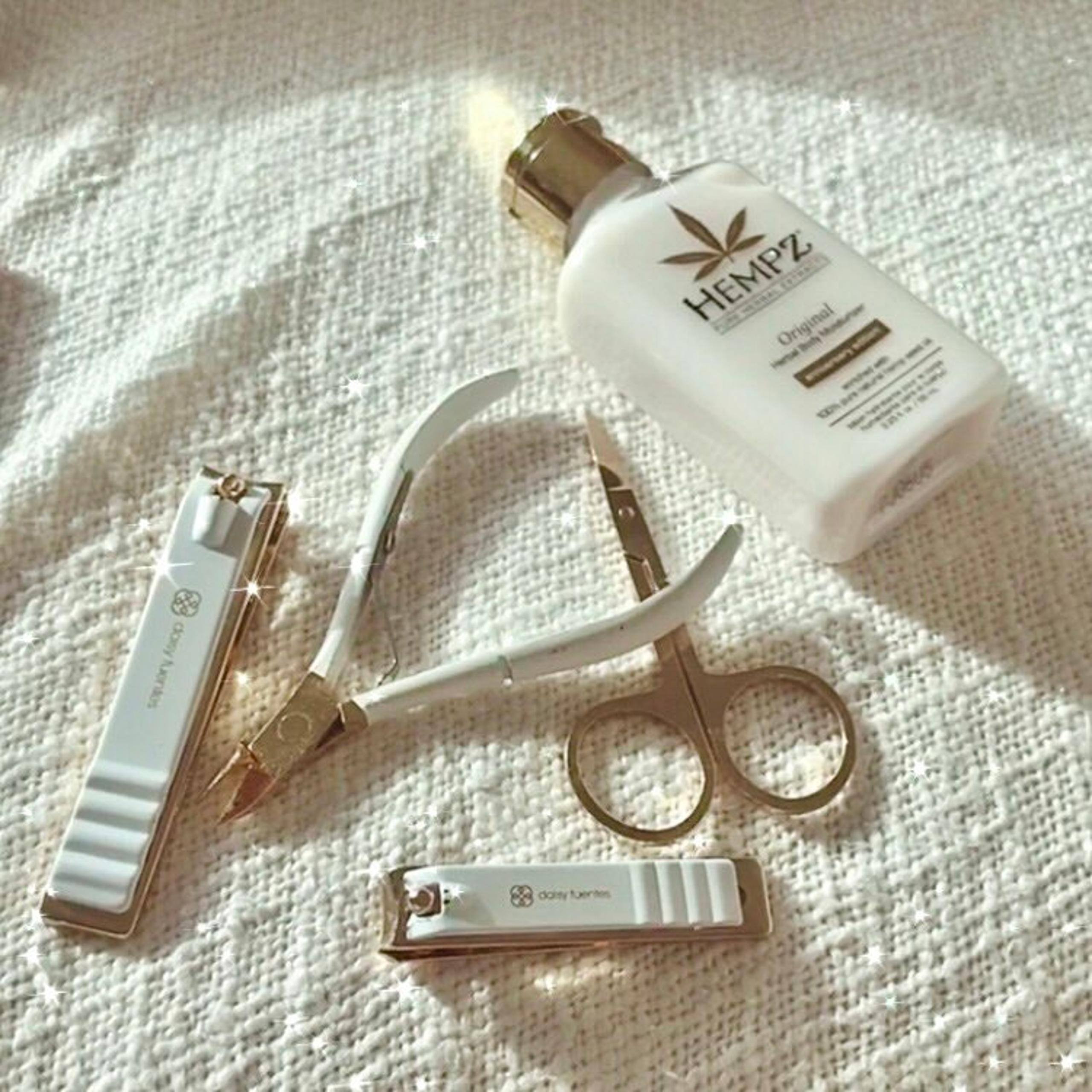 Daisy Fuentes MANI and PEDI Gift Set