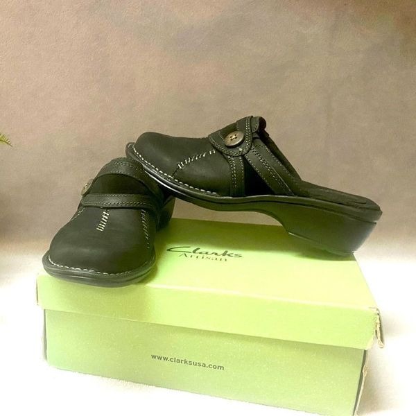NWT Clark’s Artisan Mill River black slip on mules. Size 8 M
