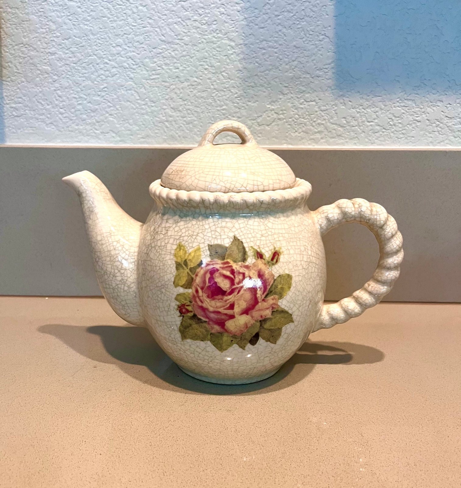 Mint Vintage rose painted tea pot. Sz 7.5” high and 5.5” wide