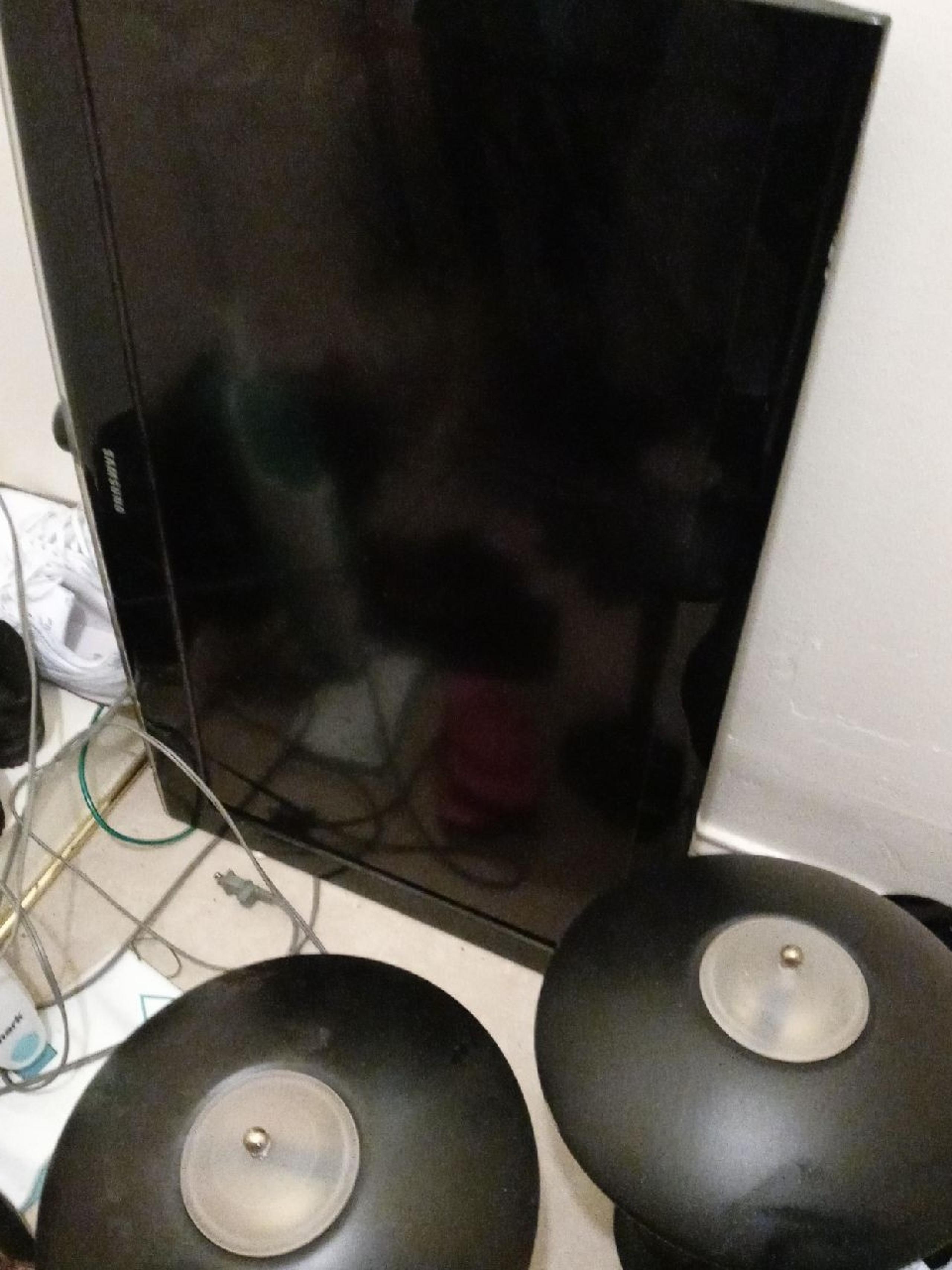 Samsung tv and two lamps