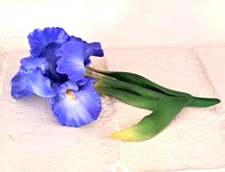 AVON Seasons in bloom Rare 1987 IRIS collectible