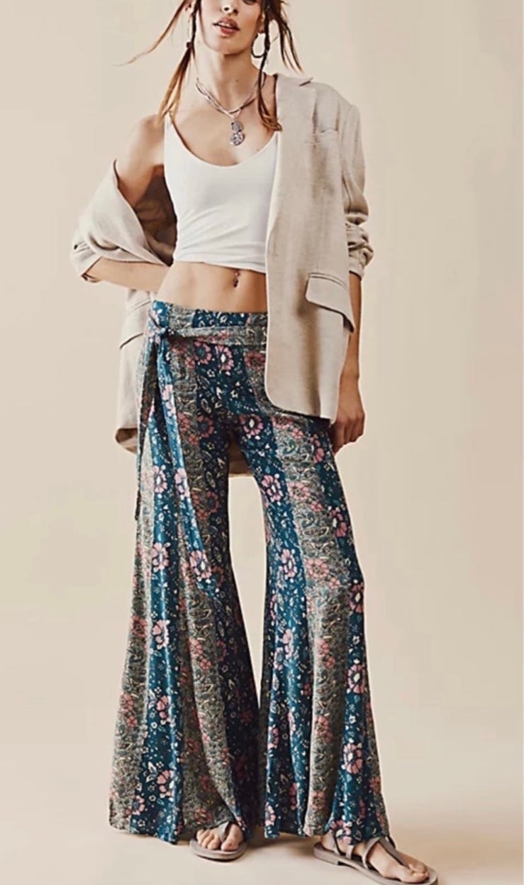 NWT printed wide leg pants featured, lightweight fabric. XS (FINAL PRICE 89