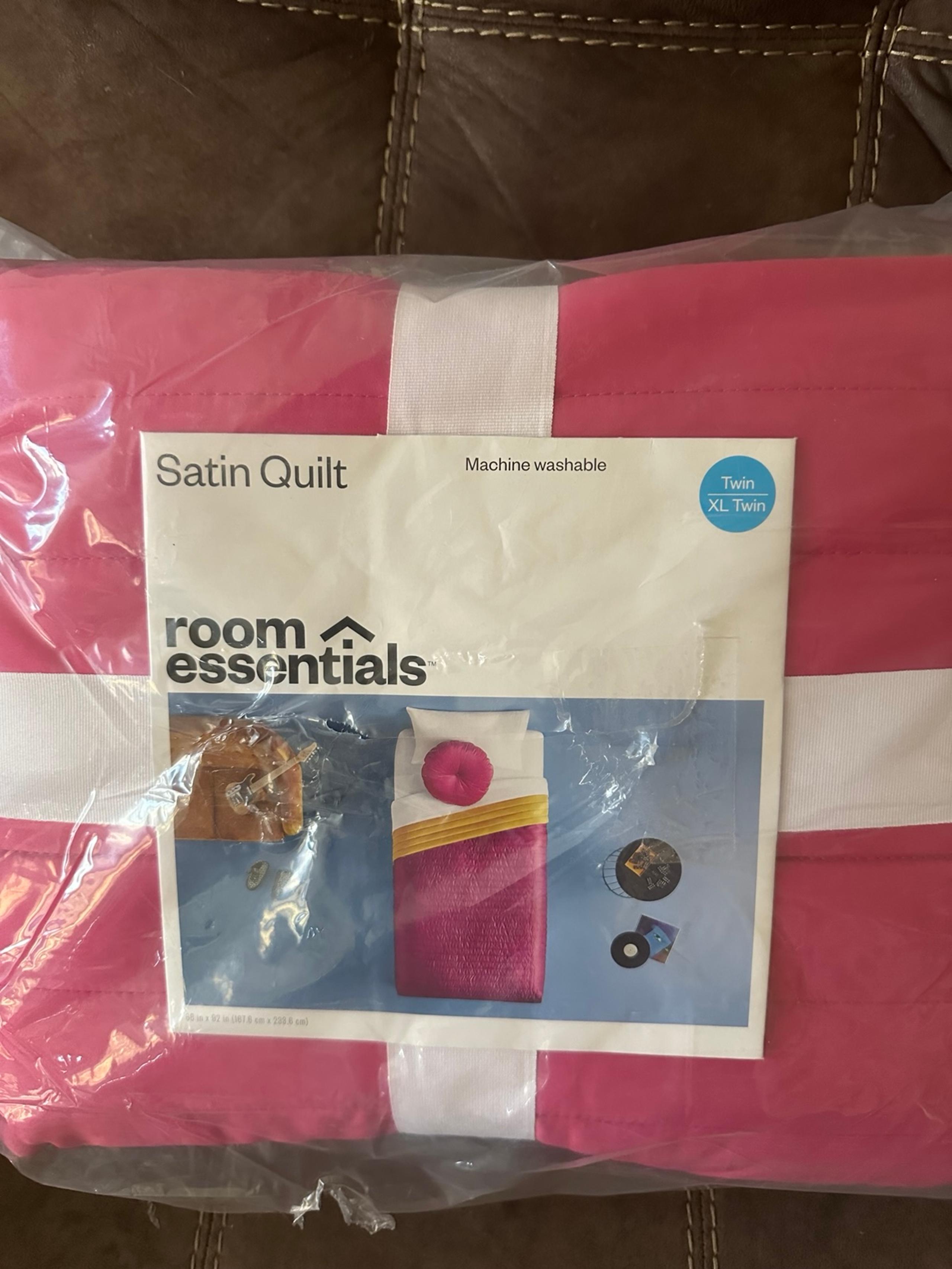 New Room Essentials Satin Quilt size Twin/Twin XL