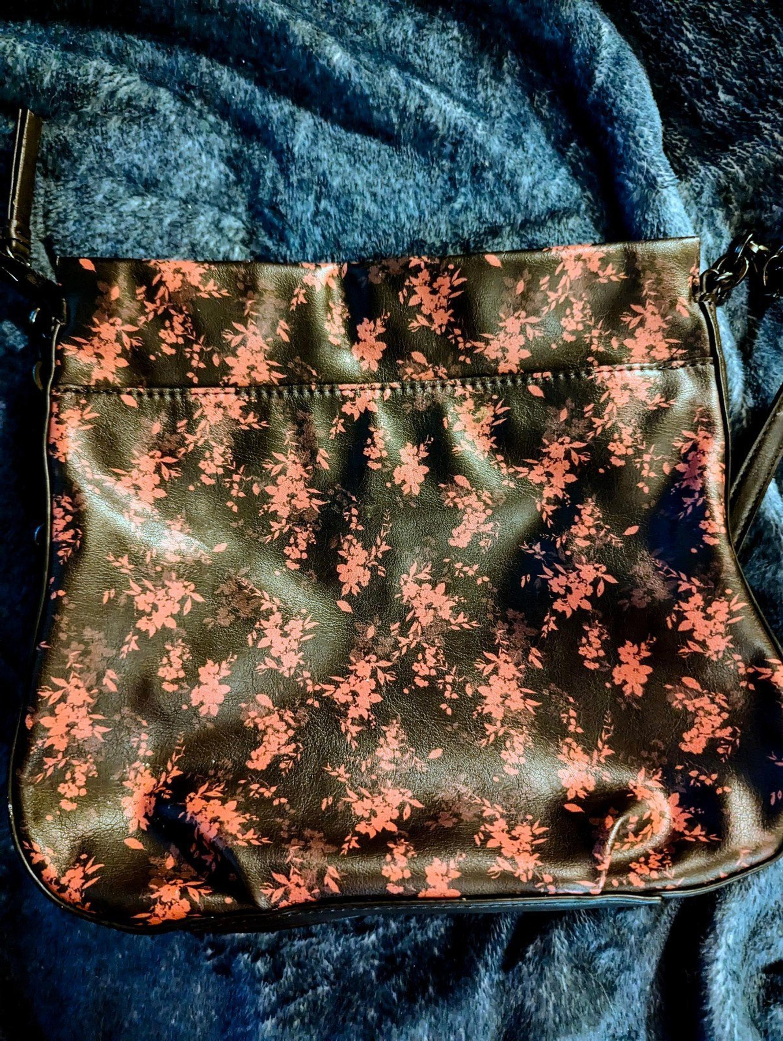 Simply vera by vera wang black smooth leather bag medium with red flower print