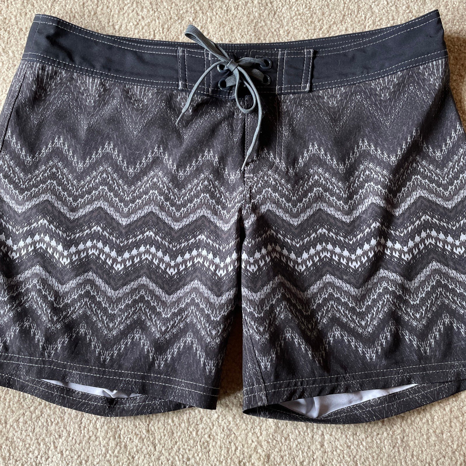 Prana makenna board shorts medium black zig zag