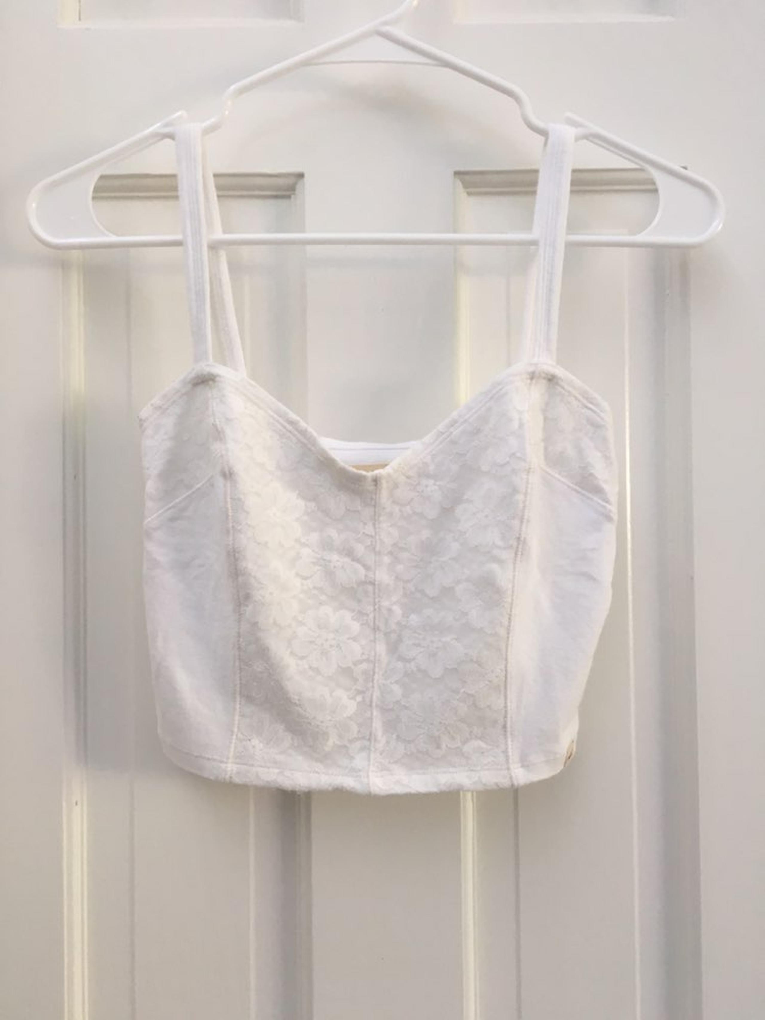 LACE DETAILS CROPPED TANK