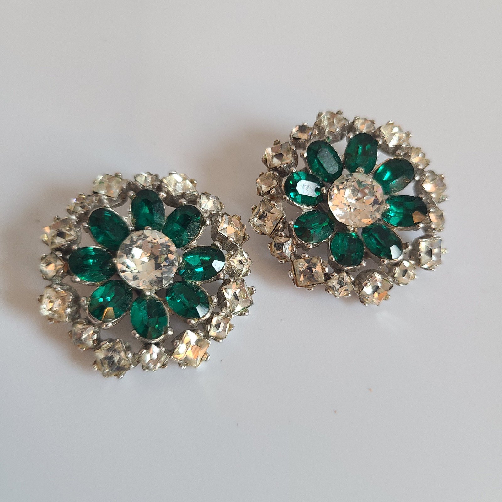 Vintage rhodium plated emerald green rhinestone clip earrings silver crystal