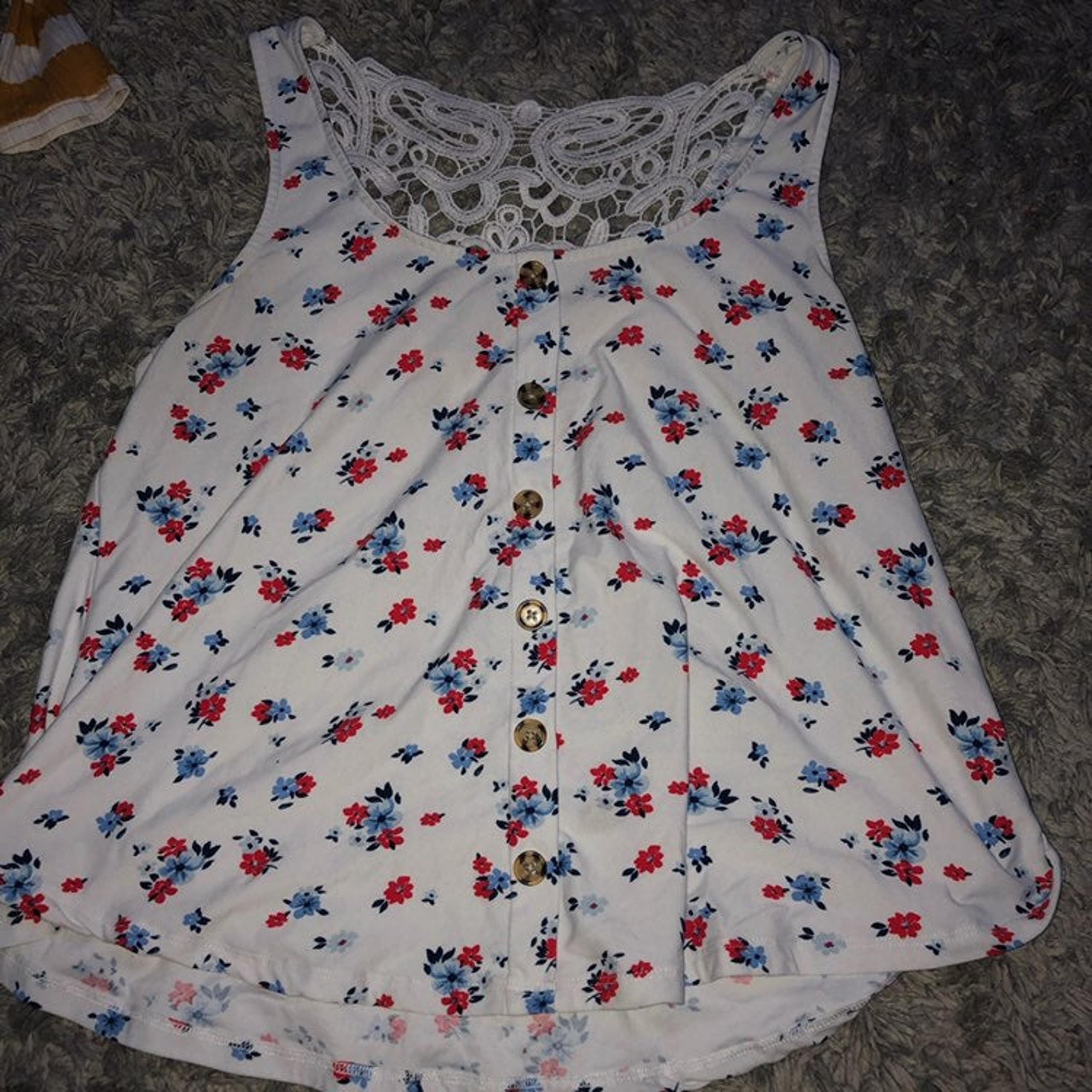 Tank top with buttons