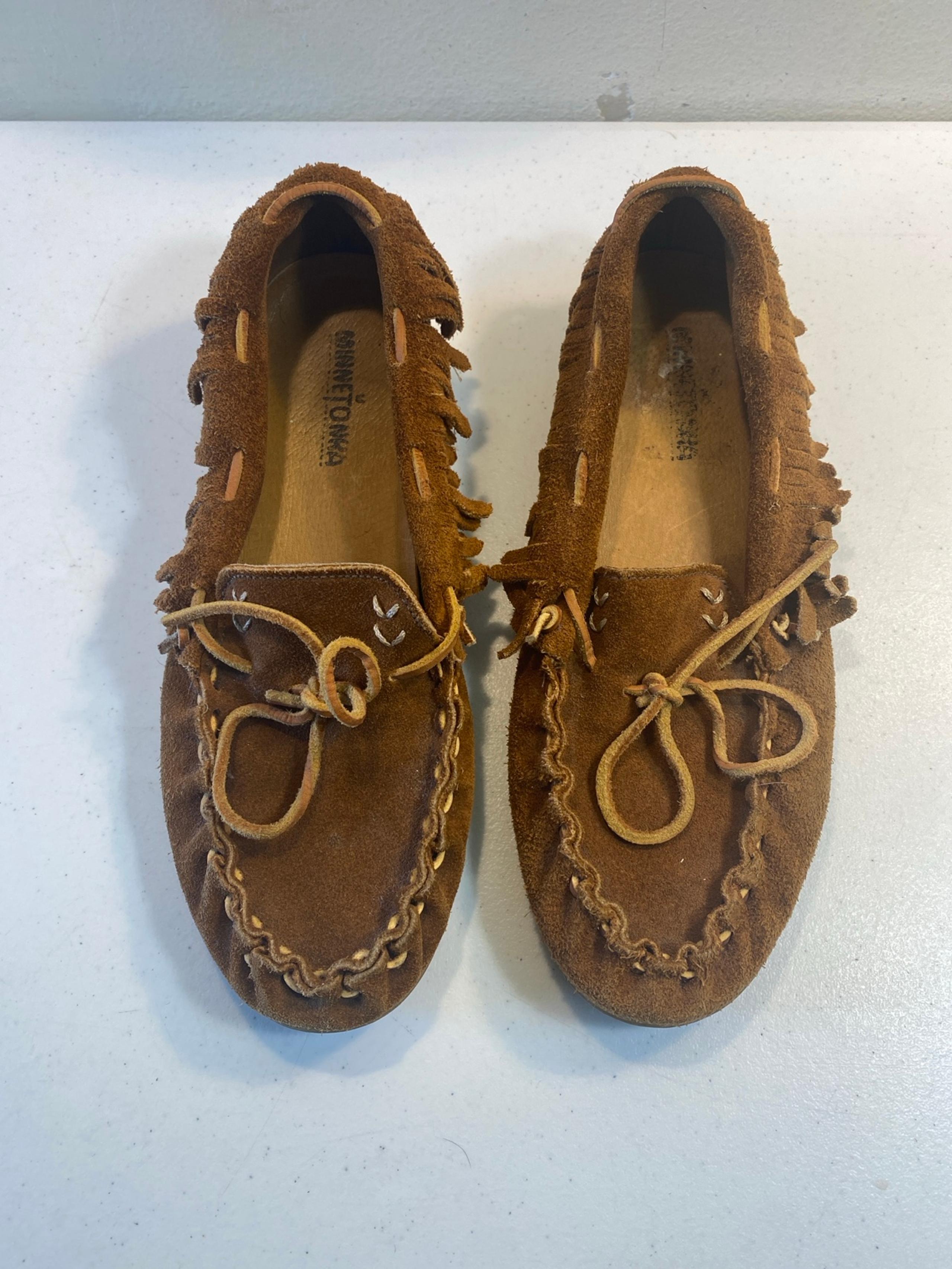 Minnetonka Women’s Size 9 leather moccasins Slip on. Brown Fringe