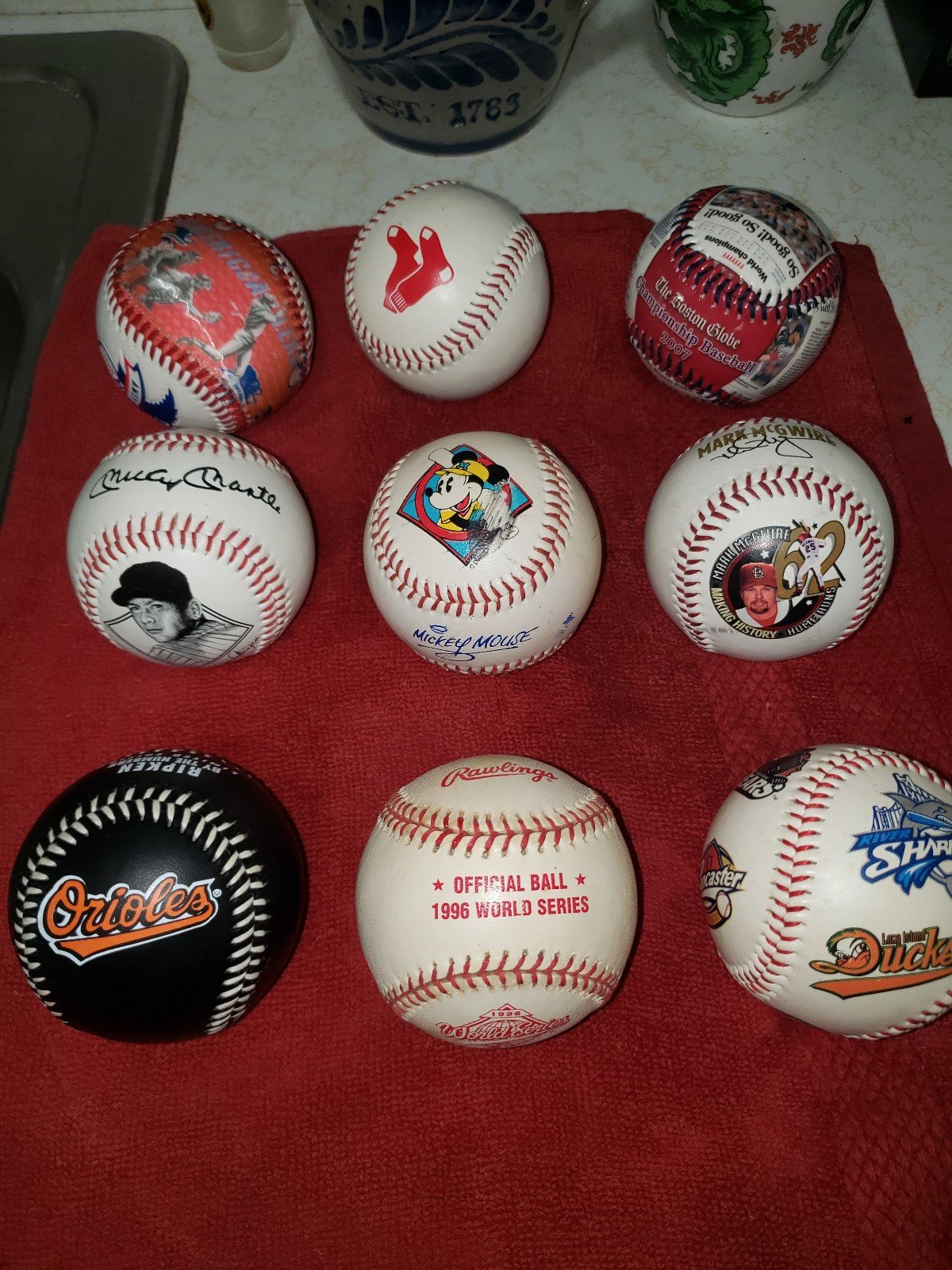 9 Colectible baseballs World series gameball