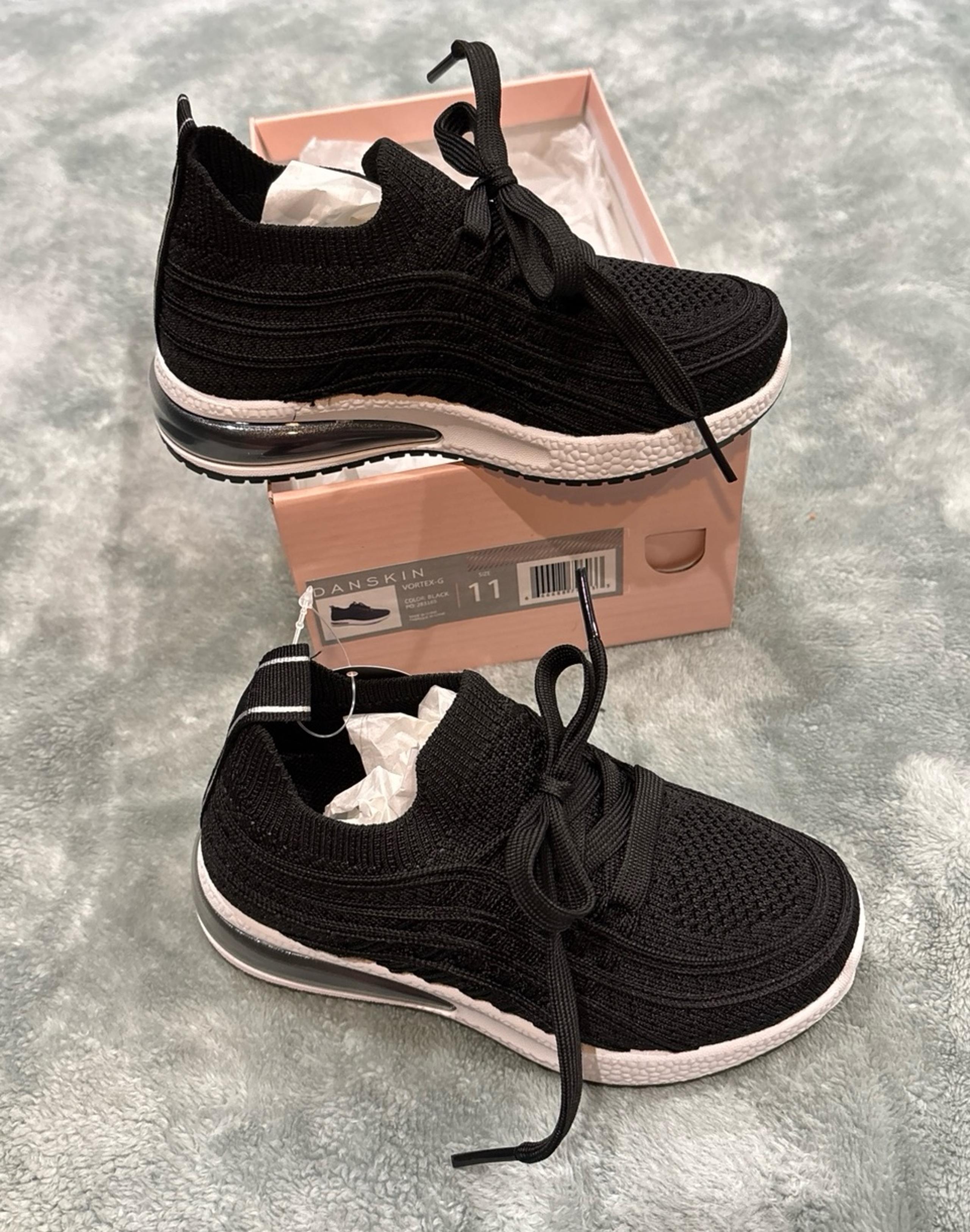 Girls Black Danskin Vortex G Tennis Shoes Sneakers Athlectic Shoes Size 11 NIB