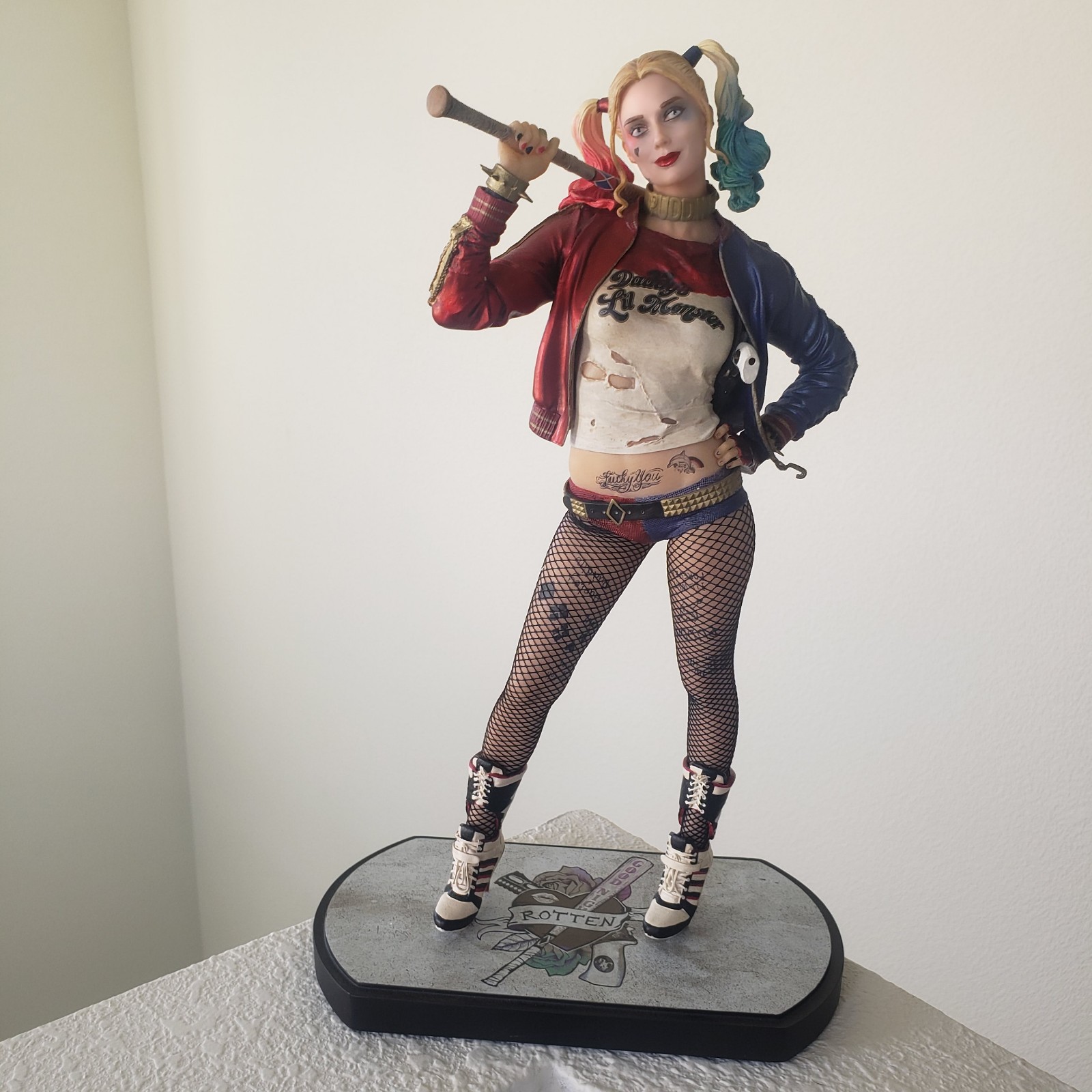 DC Collectibles 2016 Suicide Squad Harley Quinn Statue w/ Amazon Exclusive Base