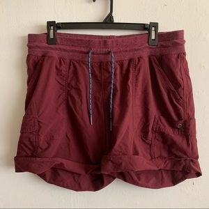 Columbia Women’s Burgundy Cargo Shorts Size L