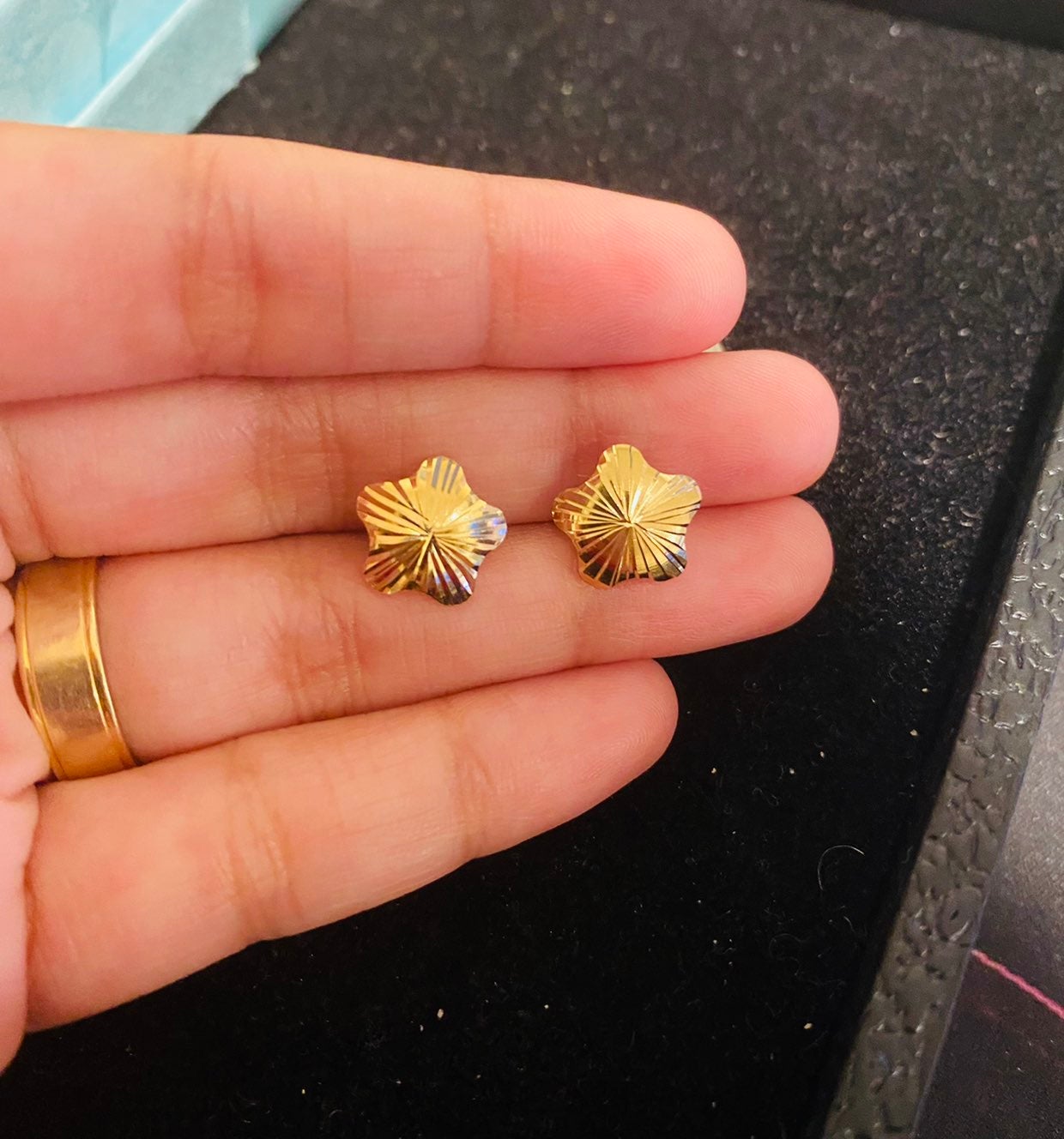 18K YellowGold Shell Style Stud Earrings