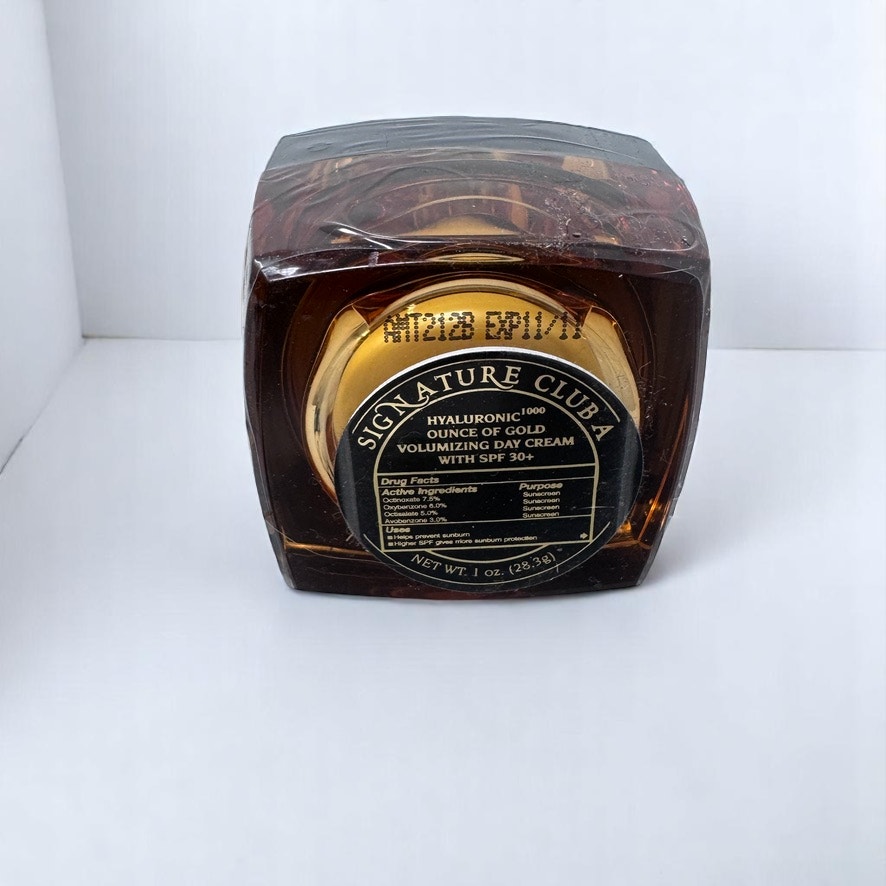 Signature Club A Hyaluronic Ounce Of Gold Volumizing Day Cream SPF 30+