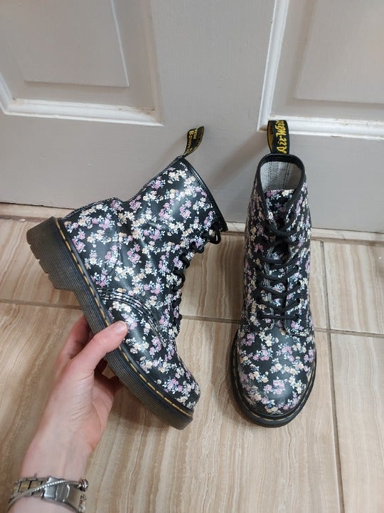 cheap and top quality Floral Martens Dr. Combat Boot Leather Women cheap and top quality Floral Martens Dr. Combat Boot Leather Women