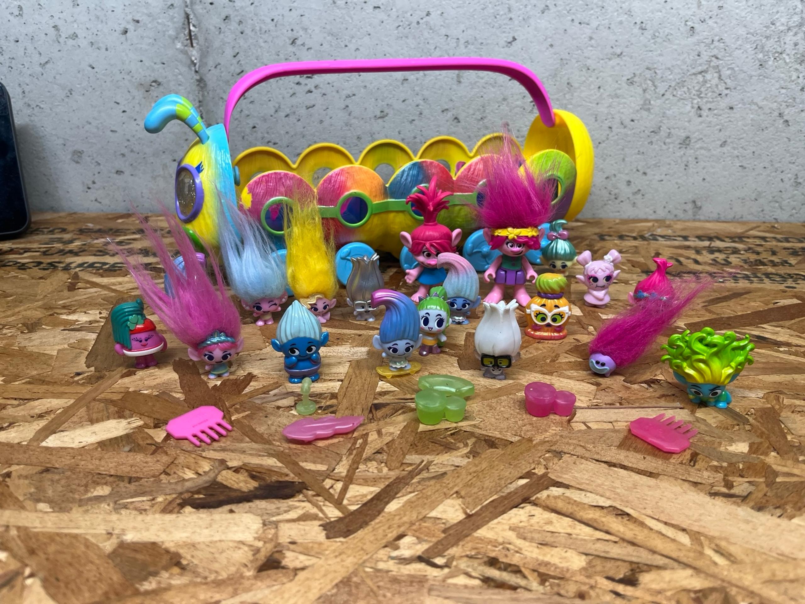 Dreamworks Trolls World Tour Caterbus Adventure Set.