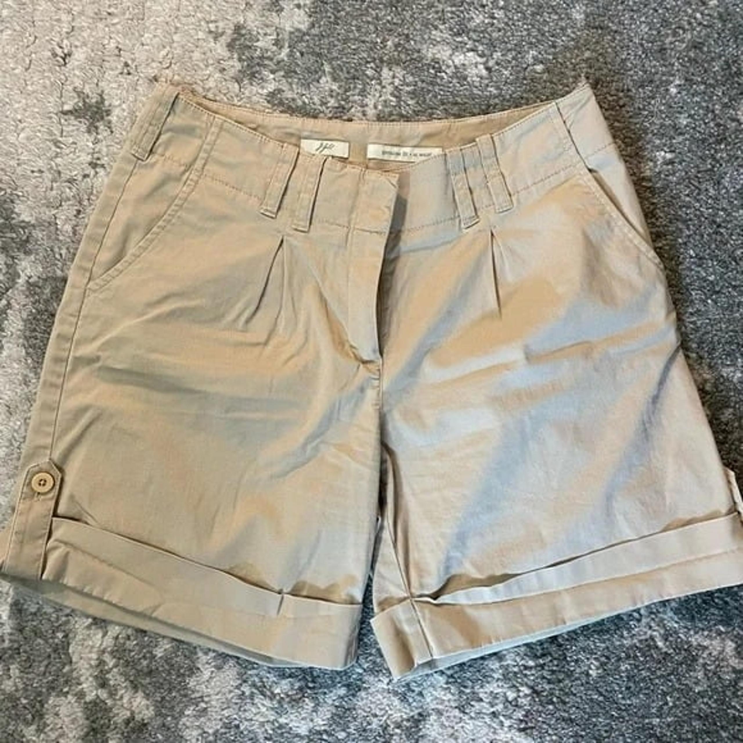 J. Jill Women’s Cuffed Pleated Stretch Khaki Shorts 6” Inseam, Size 6 Petite