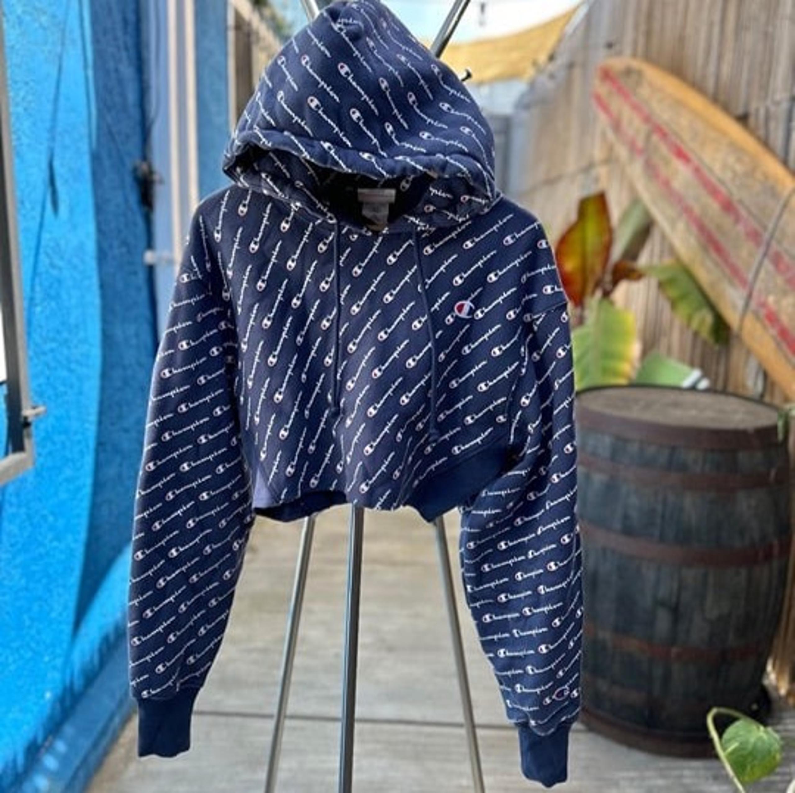 Champion Women’s Cropped Hoodie – Size Small – Stylish & Cozy!
