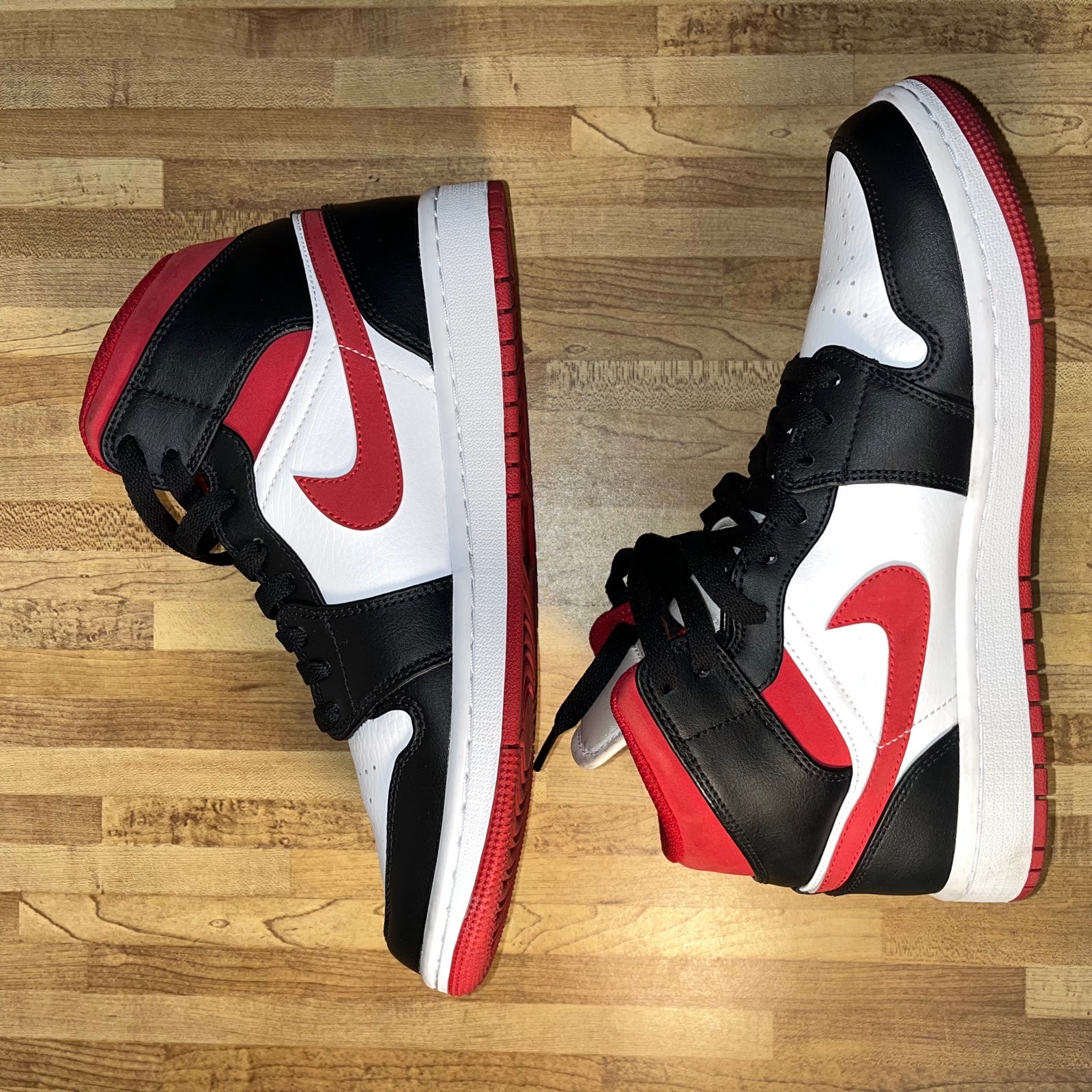 Nike Air Jordan 1 top Mid Red Black White 554724-122 Youth Mens Size 7.5 Womens 9