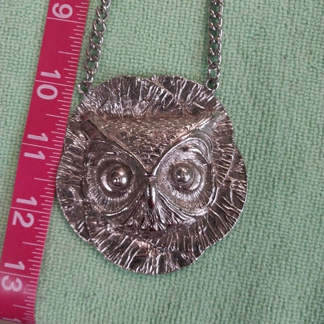 70s mod silver owl head necklace with a chain the chain is silver plated