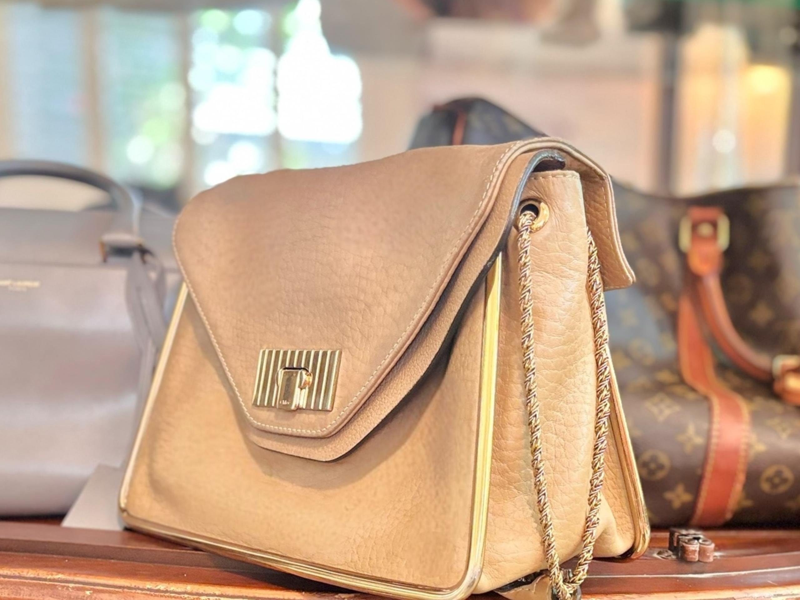 Chloé Sally Medium Flap Shoulder Bag – Tan Pebbled Leather Gold Hardware & Chain
