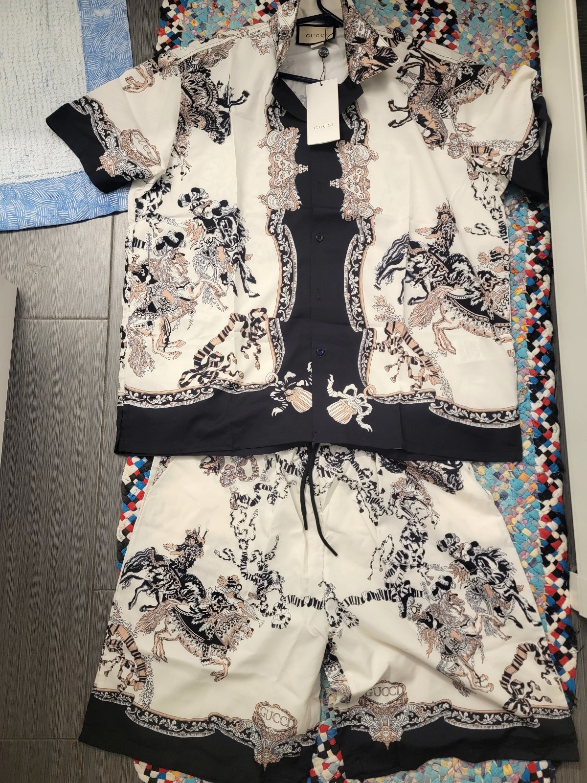 PATTERNED VACATION SET FROM THE ITALIAN DESIGNER GUCCI- SIZE LARGE