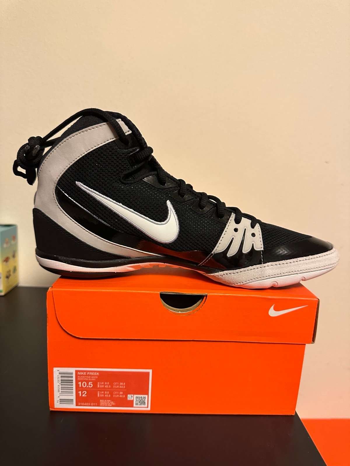 Size 10.5 Nike Freek Black White Wrestling Shoes